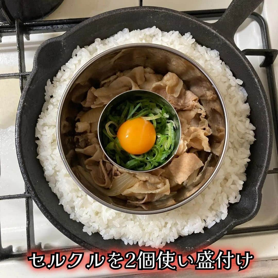 吉野家さんのインスタグラム写真 - (吉野家Instagram)「スキレットで熱々🔥《豚キムチ丼/ネギ大盛り玉乗せ》  📣 @komainu758 さんの投稿をご紹介！！ ぜひ参考にしてくださいね💗  《　menu 》🍽 　・豚キムチ丼（ネギ大盛り玉乗せ）  《　材料　》🐖🍚🌱🍳 　・ご飯 　・豚丼の具 　・キムチ 　・ネギ 　・卵  《　作り方　》🔥🍳 　①豚丼の具をレンチン３分 　②スキレットに薄く胡麻油を塗る 　③熱々ご飯を乗せる 　④具材を乗せる 　⑤火にかける🔥 ✨完成✨  冷凍吉野家の具（豚丼）を使って旨旨ご飯🍚✨ スキレットで作ると『オコゲ』が作れるので好きです♡  豚キムチ丼美味しいんですよねー  ⁡～～～～～～～～～～～～～～～～～  #おうち吉野家 は 忙しいママとパパの味方！  皆さんの#おうち吉野家 を使った レシピをご紹介中🍀 吉野家冷凍食品で カンタンおいしいごはんを楽しもう♪ 定期便注文する人が急増中！の おうち吉野家を ぜひ公式サイトよりお買い求めください☺  公式サイトはプロフィールURLから🔽 @yoshinoya_co_jp  ⁡～～～～～～～～～～～～～～～～～  #おうち吉野家 #yoshinoya  #吉野家冷凍豚丼の具 #豚丼 #時短レシピ #お手軽レシピ #スキレット #豚キムチ #お助けレシピ#アレンジレシピ  #時短ご飯 #肉うまレシピ  #今日のごはん  #美味しいもの好きな人と繋がりたい #料理好きな人と繋がりたい #肉うまレシピ #お店の味 #簡単レシピ大好き #今日のメニュー  #美味しいものが好きな人と繋がりたい」12月5日 12時04分 - yoshinoya_co_jp