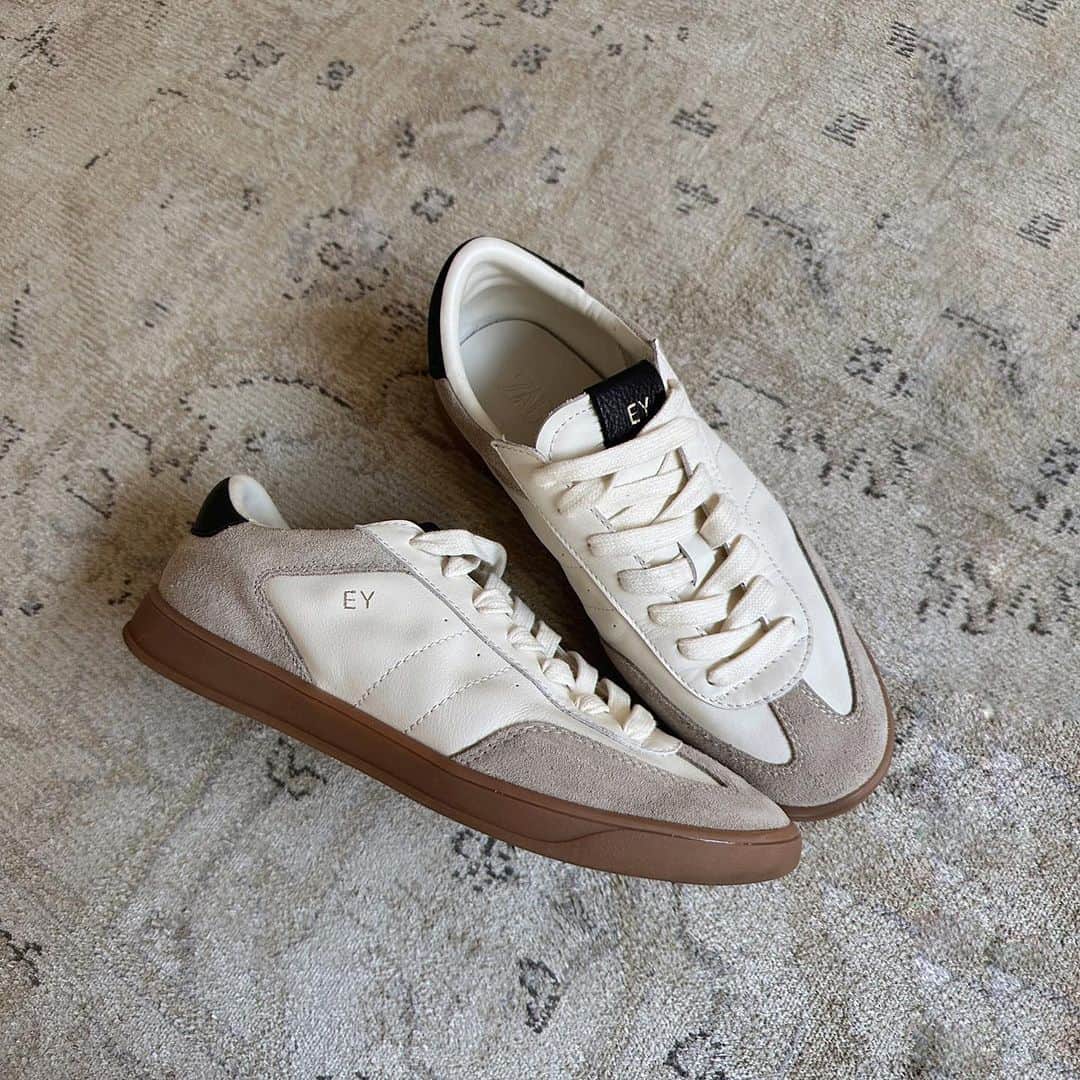 puinpiのインスタグラム：「最近買ったスニーカー  カスタムできたので、イニシャルいれたの👟  かわいい🦦♡  #zara#ザラ #スニーカー」