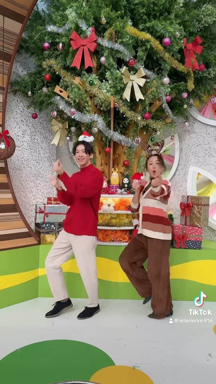 越村江莉のインスタグラム：「しんちゃんと クリスマス気分を🎄 @shinjiro_show_wa  かんたんメニューでした！ みなさんも作ってみてね！ しんちゃん お疲れ様！  #クリスマス #メリークリスマス  #クリスマスマーケット  #クリスマスプレゼント  #クリスマスツリー  #クリスマスコーデ #クリスマス料理  #christmas  #christmasdecorations  #christmaslights  #tiktok」