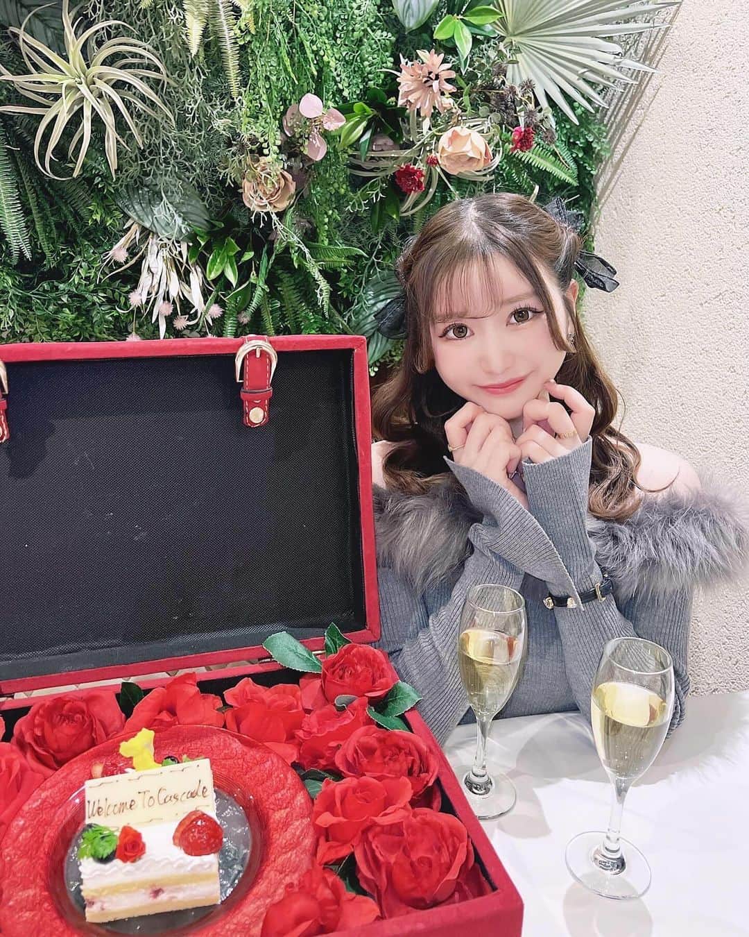 のインスタグラム：「カスケード銀座で憧れのトランクケーキ🍰🌹  ︎︎ ︎︎︎ ︎︎︎ ︎ フレンチコースがお箸で食べれるの🥢🤍  品数も想像より多くてお魚お肉パスタまで出てきてボリューム満点っᐢ ̥_ ̫ _ ̥ᐢ♡  ︎︎ ︎︎︎ ︎︎︎ ︎ トランクケーキ可愛いしばえるのでぜひ🎀❕ * * #カスケード銀座店 #お箸でフレンチ #トランクケース #フレンチ #お祝い #PR」