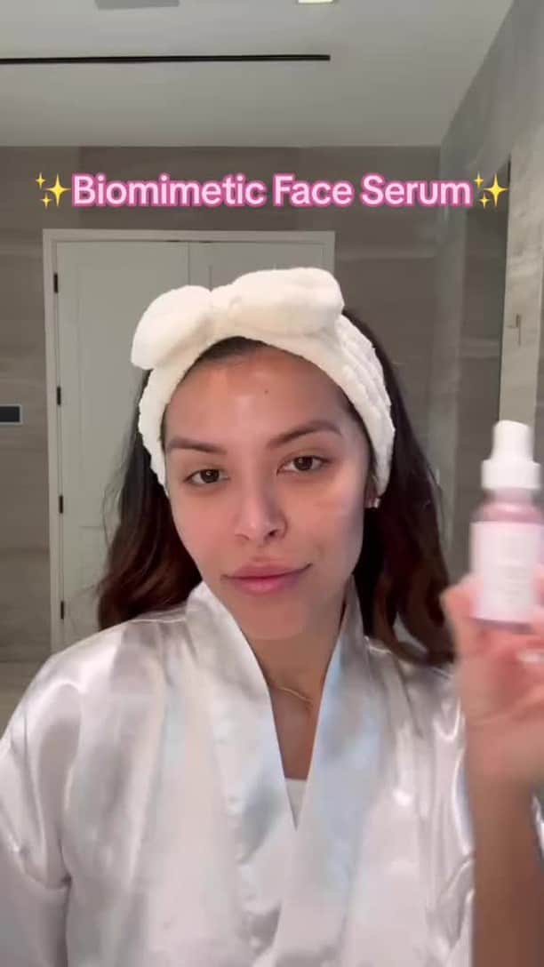 the Balmのインスタグラム：「You spend all day multitasking. Let your serum help you out! Check out our Biomimetic Face Serum for only $18 USD🩷 Smooth? Check. Supple? Double check. Gorgeous? Always! ✨ @jessicagiselle_ @thebalm #thebalm #thebalmskincare #skincare #cleanskincare」