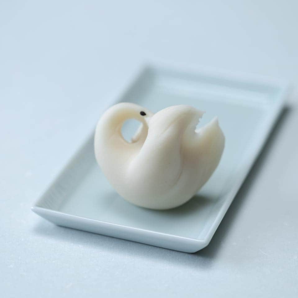Toru Tsuchieさんのインスタグラム写真 - (Toru TsuchieInstagram)「今日の #和菓子 はねりきりで作った #白鳥 です。 ねりきりとは白餡に餅や芋を混ぜて作った和菓子で 茶道 で使われる「主菓子」の一種です。 撮影 用に製作しました。  共同購入のお誘い。  工芸菓子を作る時に2枚目の球の道具を使っていますが 以前は手芸屋さんで買えたのに最近は金属製の物しか見かけなくなりました。 以前からインスタで繋がっている @unokano さんにお願いして3本セットで作ってもらおうと思いますが 1セットでは難しいみたいなので声掛けして欲しい人を募りたいです。 興味があるかたはDMで連絡ください。 クリスマスイブの24日を区切りとしたいと思います。  フェイスブックページのいいね！もよろしくお願いします。 https://www.facebook.com/shishisu/  日本和菓子培训讲座接受请求。 Japanese Wagashi Training Seminar is accepting requests. Today's wagashi is #swan with Nerikiri. Nerikiri is a Japanese unbaked cake based on white bean jam mixing and kneading rice cake, sugar, starch syrup. Is a kind of "Jounamagashi" as used in the tea ceremony. The sweets I've made for the shooting. #和菓子 #お菓子 #道具 #工芸菓子 #いかがでしょうか  #まったり #3代目」12月5日 12時28分 - choppe_tt