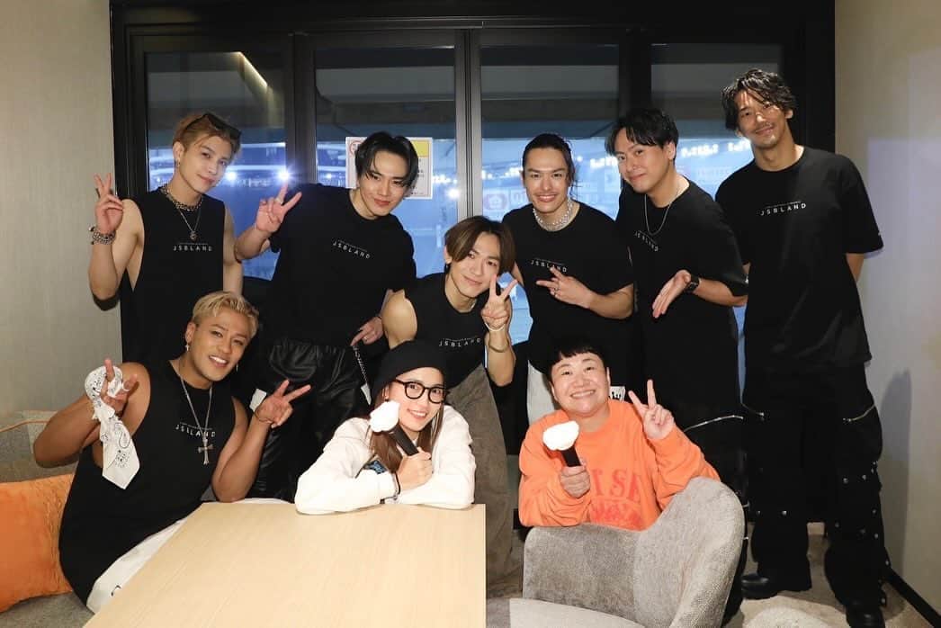 登坂広臣さんのインスタグラム写真 - (登坂広臣Instagram)「@takuya.kimura_tak お忙しい中ありがとうございました✨光栄です✨ @ryosuke_yamada059 ありがとう✨✨🤝 @ryota.miyadate0325_sn_official ありがとう✨✨🤝 @befirst__official 応援してるよ🔥頑張って🤟 @harisenbon_haruna @haruna_kawaguchi_official モニタリングファミリーありがとうございました✨年末もお世話になります🙏  まだまだいらっしゃって下さいましたが、皆さんお忙しい中ありがとうございました✨ #JSB_LAND」12月5日 12時28分 - omi.cdl