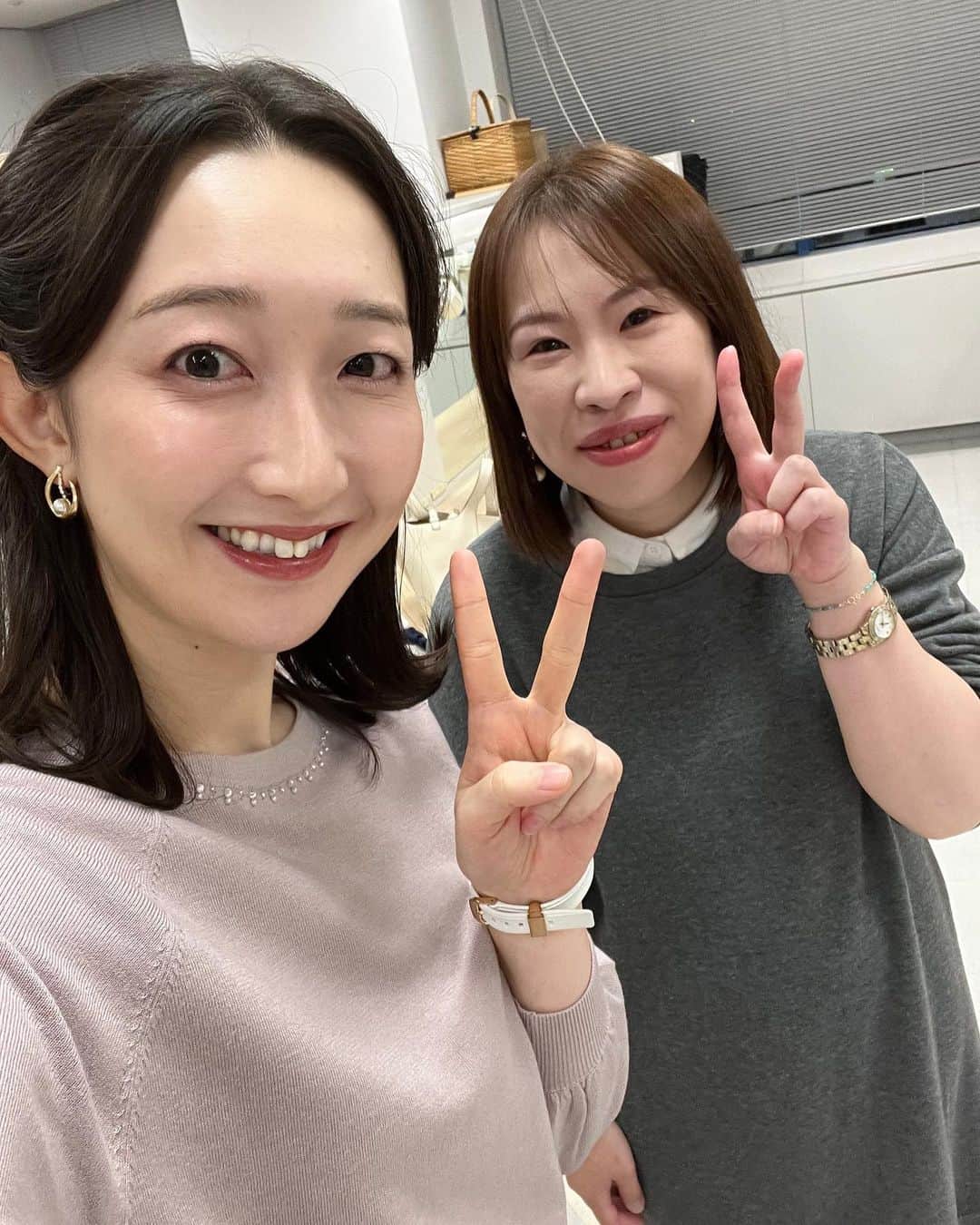 竹上萌奈のインスタグラム：「⁡ ①「アネゴ」と慕う #スタイリスト さんが新たな挑戦のため、転職されました ⁡ 側で優しく、時には馬鹿みたいに笑い合って何年もサポートしてくれました ⁡ また、 ウエストはゴムがいいーとか パンツはマイクつけてて面倒ーとか 硬い生地は苦手ーとか ストッキングいやーとか ⁡ 私の好み(わがまま)を受け入れ、かわいいお洋服を選んでくれました😌笑 ⁡ 本当に寂しいですが、それ以上に感謝の気持ちでいっぱいです✨ ⁡ ⁡ ② そして、アネゴからお仕事を引き継いでくれたのが「まこっちゃん」 ⁡ 今時ファッションとヘアスタイルがおしゃれですが、純朴さもある まこっちゃん ⁡ まこっちゃんは、私の腰にカイロを貼ってくれるのが、めちゃくちゃ上手です👏 「ここ！」というところにピンポイントで貼ってくれます👏 ⁡ あまり困らせないように、これから仲良くなりたいです ⁡ ⁡ そうそう お気づきの方もいるかもしれませんが、 私、人にすぐ#あだ名 つけます☺️ ⁡ ⁡ #別れあれば出会いあり ⁡ ⁡ ⁡」
