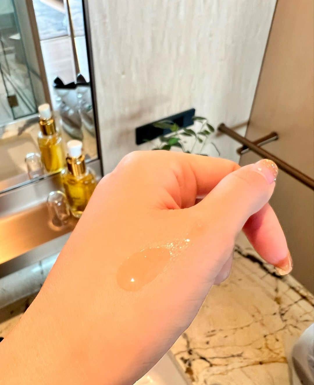 草野春香さんのインスタグラム写真 - (草野春香Instagram)「.  毎日欠かせないヘアオイル🌿 Liaddのヘアオイルトリートメントは 美容成分が高くアルガンオイル配合💞✨ ドライヤーやヘアアイロンの熱を利用し 毛髪補修を行う成分が配合されてるから 私の傷んだ髪もパサつきを抑えまとまる👌🏾  香りは2種類あって 私はルミノサイトの爽やかな香り🕊🫧  #PR @asuin0701  #asuin #liadd #hairoil #ヘアオイル  #すすきの #すすきの美容室 #札幌美容室」12月5日 12時22分 - _haruka030_