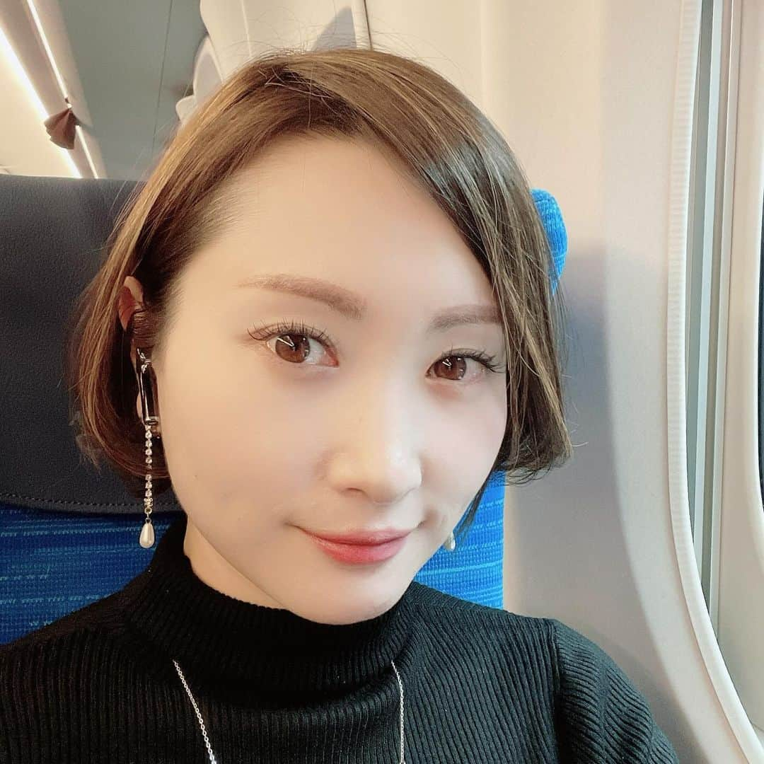 鎌田聖菜さんのインスタグラム写真 - (鎌田聖菜Instagram)「▶︎思考を整理する旅 ⁡ ⁡ 今まで1人で計画も立てずに 思い付きで旅するなんてこと、 皆無だった。 ⁡ ⁡ どこか遠出するときは いつも隣(or 目的地)には誰かがいたし ⁡ ⁡ 行きたいところ 食べたいもの 移動手段や時間配分なんかも その相手と相談して決めていた。 ⁡ ⁡ たった1人で見知らぬ土地で 自分だけで なにもかもぜーんぶ決めて 行動することはなかった。 ⁡ ⁡ もちろん、 1人で暮らしていれば それが当たり前なんだけど、 毎日がルーティン化して 一定の社会的な関わりが パターン化していくと 自分の中の"ある""ない"で判断して これまた自分を制限していくから。 ⁡ ⁡ 「本当は何がしたいのか」 「自分は本当は何を感じてるのか」 ⁡ ⁡ そんなことをしみじみ感じながら この1週間ほど、 自分と自分との2人旅(=1人旅) を楽しんでみたいと思います。 ⁡ ⁡ どんな自分と出会えるのか ホント楽しみ☺️💕 ⁡ ⁡ ⁡ #初めての一人旅 #自分を生きる #鎌田聖菜  #自分に還る #美は選択 #フーカとセーナの宇宙部 #オンラインサロン ⁡ ⁡ ⁡ ⁡ ⁡」12月5日 12時22分 - seina_kamada