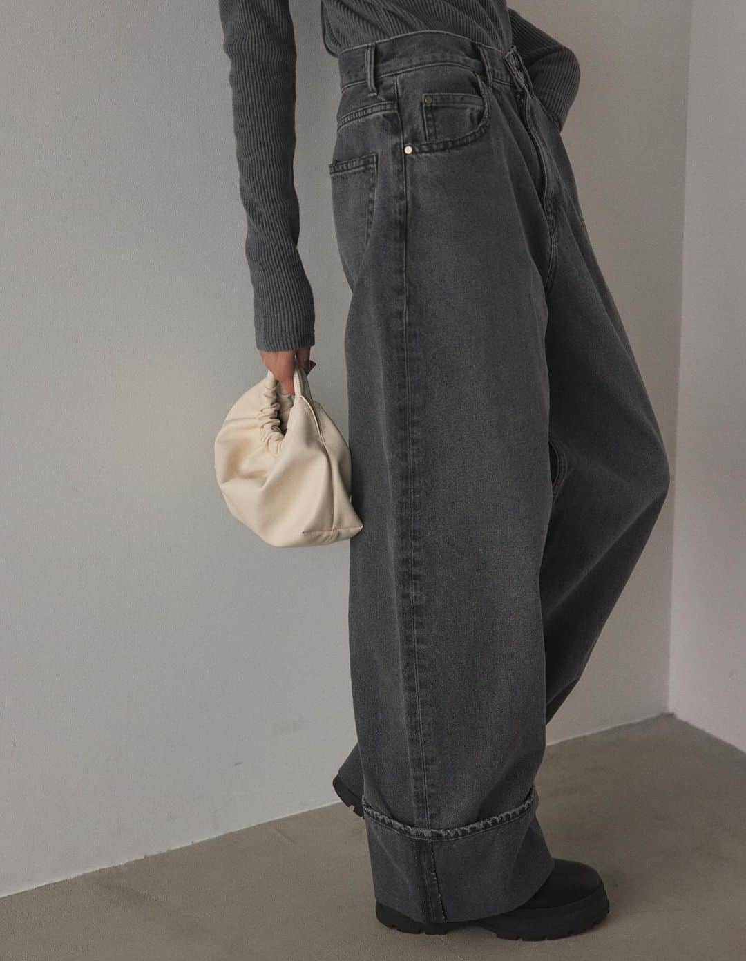 BLACK BY MOUSSYさんのインスタグラム写真 - (BLACK BY MOUSSYInstagram)「ㅤ  Now reserved ☑︎roll-up denim color：BLU,BLK size：23,24,25,26 price：¥20,900( tax in )  ワイドルーズの新型デニムが登場！ ロールアップはあえて縫い留めていないので伸ばしてよりルーズに履くこともできます。  店舗入荷：12月7日（木）  LUMINE新宿店 03-5909-1125 LUMINE横浜店 045-444-0508 ㅤㅤㅤㅤㅤㅤㅤㅤㅤㅤㅤㅤㅤ #blkby#blackbymoussy」12月5日 12時24分 - blackbymoussy_official