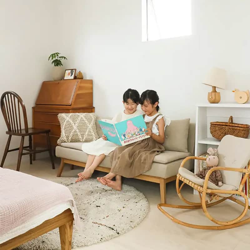 Re:CENO（リセノ）さんのインスタグラム写真 - (Re:CENO（リセノ）Instagram)「一人暮らしのお部屋にもおすすめ🏠ジャストサイズの2人掛けローソファー  「2人掛けローソファー culum（クルム）」は、 コンパクトなサイズ感が魅力です。  使用イメージとしては、  ・ワンルームの一人暮らし ・大きなソファーが置けないコンパクトなリビング ・書斎や寝室、子供部屋  という「小さな部屋」にフォーカスしています。  幅130cm×奥行き65cm×高さ58cmで、 大人2人がゆとりを持って座れるサイズ感。  コンパクトながら、ソファーとして 十分な機能を持っています。  8畳程度のワンルームであれば、 ソファーを置くことが難しい場合も多いですが、 このソファーであれば、圧迫感なく配置できます。  また、脚を長いものに付け替えることで 「ダイニングソファー」として使用できるのも こちらのソファーの大きな魅力。  ライフステージが変わっても、形を変えて 長くお使いいただけるソファーです。  ---------------------------------------  ●詳細は、商品タグよりチェック🔍  #receno #naturalvintage #リセノ #ナチュラルヴィンテージ #ソファー #ソファ #コンパクトソファー #ローソファー #1人暮らし #ひとり暮らし #ワンルーム」12月5日 12時25分 - receno.interior