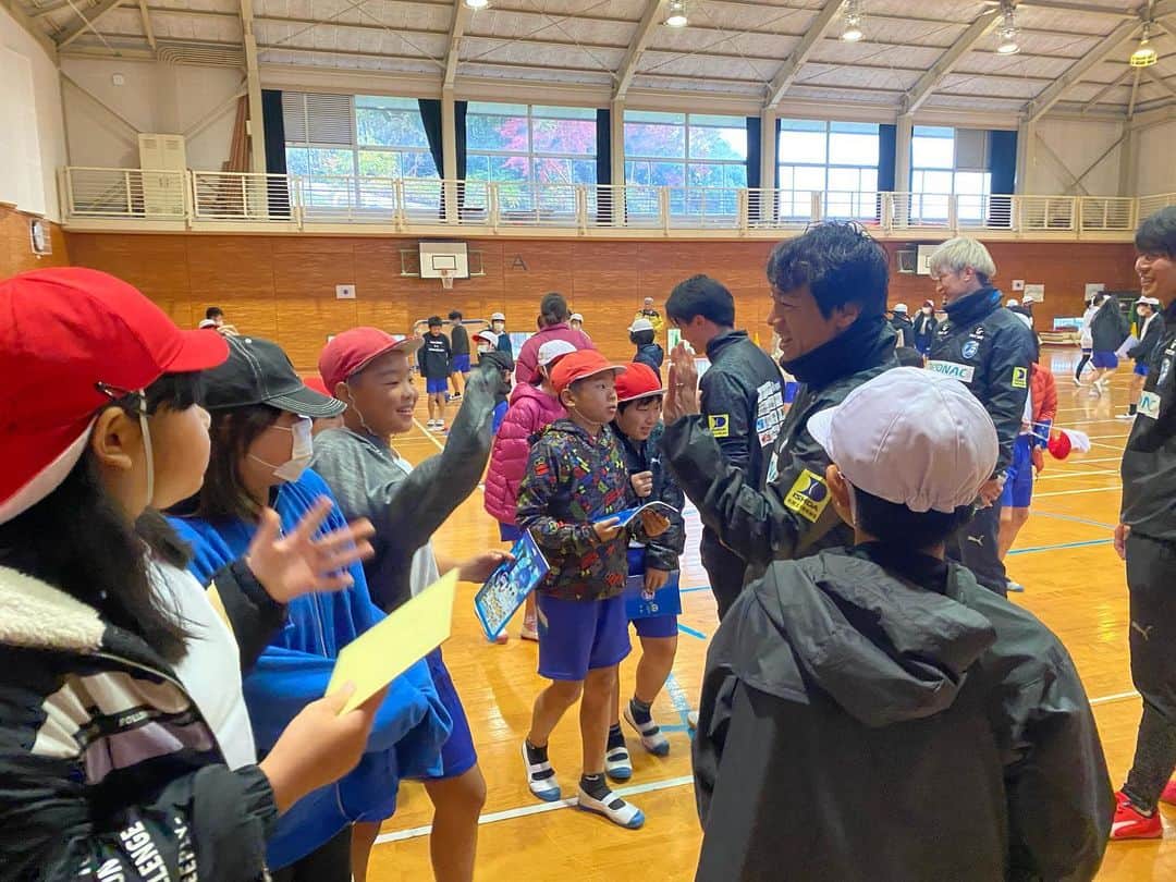 梅崎司さんのインスタグラム写真 - (梅崎司Instagram)「臼杵市立下北小学校に訪問。 楽しく運動、サッカーしてきました！ #学校訪問 #大分トリニータ #香川勇気 #ランボー #梅崎司」12月5日 12時46分 - umeman7