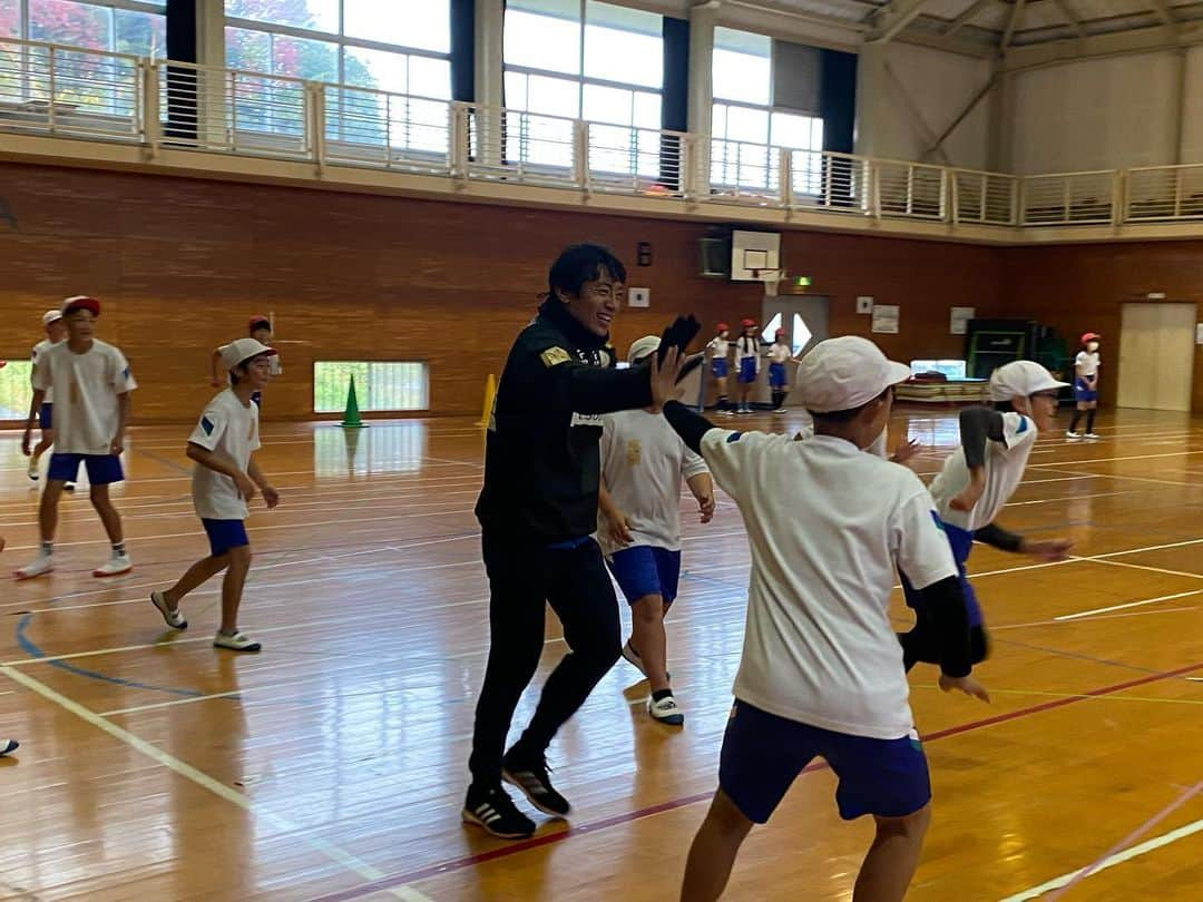 梅崎司さんのインスタグラム写真 - (梅崎司Instagram)「臼杵市立下北小学校に訪問。 楽しく運動、サッカーしてきました！ #学校訪問 #大分トリニータ #香川勇気 #ランボー #梅崎司」12月5日 12時46分 - umeman7