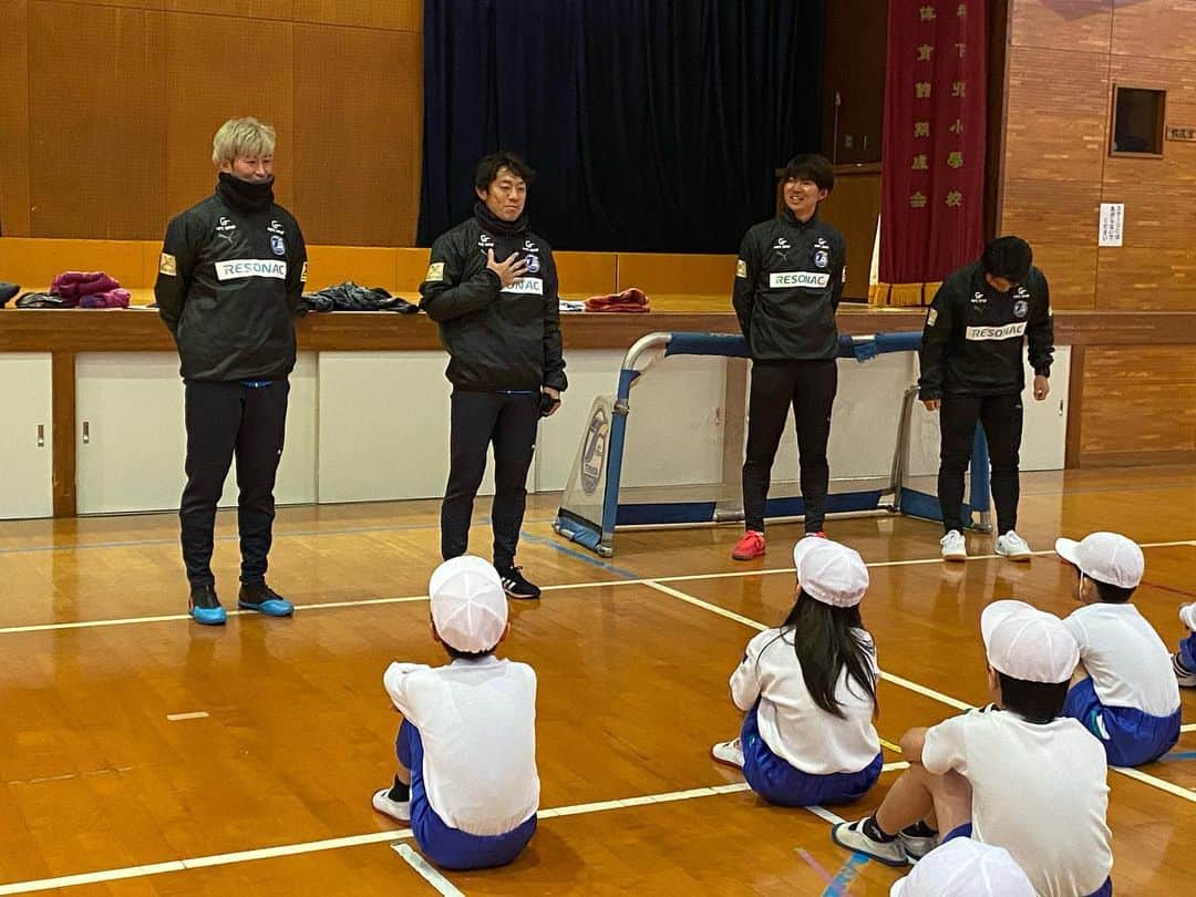 梅崎司のインスタグラム：「臼杵市立下北小学校に訪問。 楽しく運動、サッカーしてきました！ #学校訪問 #大分トリニータ #香川勇気 #ランボー #梅崎司」
