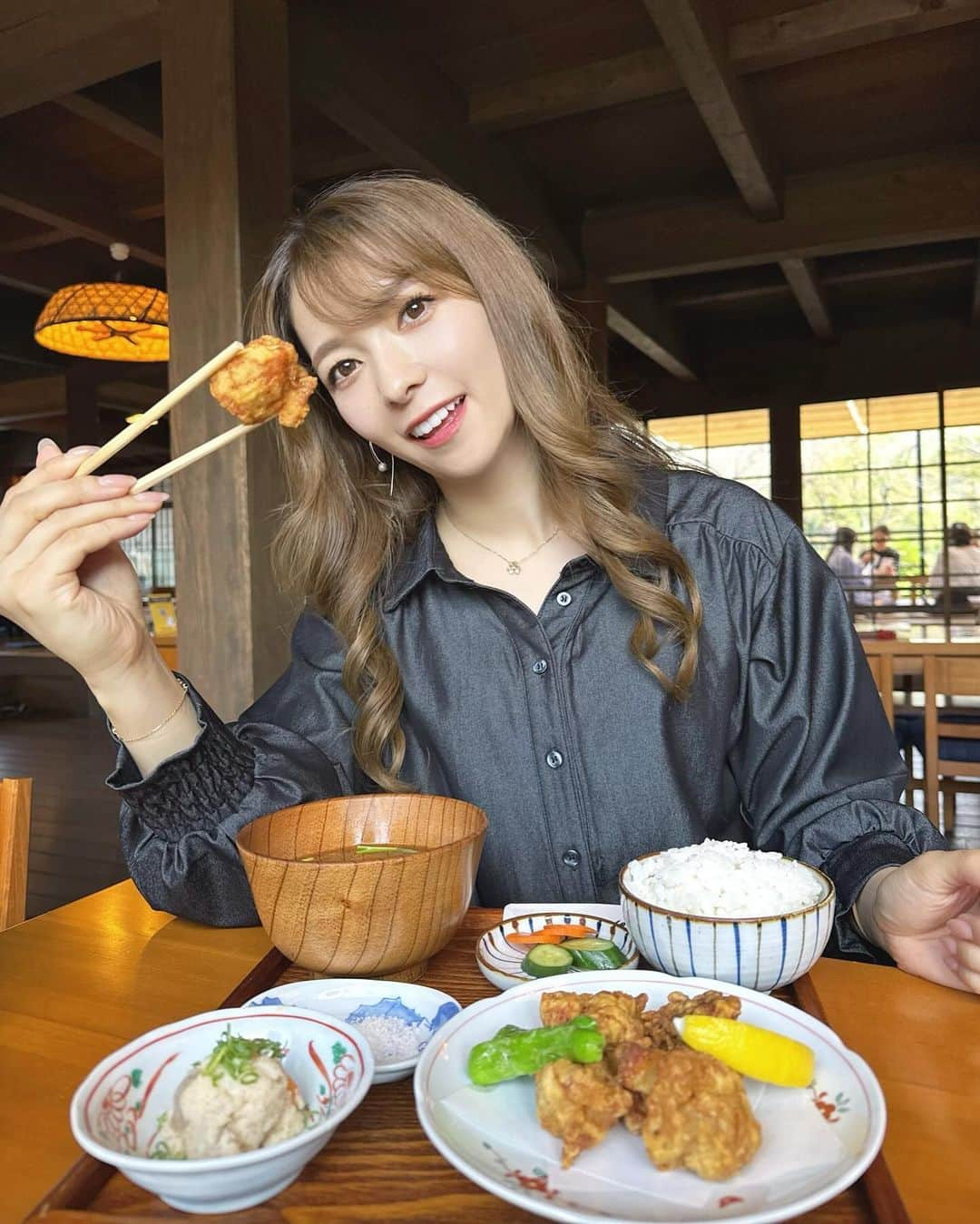 岩根沙恵子?さえみるさんのインスタグラム写真 - (岩根沙恵子?さえみるInstagram)「🍚𝕃𝕦𝕟𝕔𝕙 𝕥𝕚𝕞𝕖 😋 #さえみる三重  伊勢撮影のお昼ご飯は大好きな和食💓  おかげ横丁の、伊勢のご馳走が食べられる 【野あそび棚】へ行ってきました🍽️💗 @okage.noasobidana.official   ✔︎伊勢どり米粉揚げ ¥1,400- 土鍋かまど炊きごはん/季節の汁もの/副菜/漬物 土鍋ごはん好きすぎてあったら頼んじゃう•••🤤✨ ここのはほわっとした食感ではなく 少し固めではあったかな？  何より！一汁三菜って最高！ 自然とバランスよく栄養を摂取しやすくなるの♩ 私も自炊の時は副菜は3つは作るようにしてます☺️  今回は単品でいくらと松坂牛焼肉、だし巻き卵も みんなでシェアして食べました♪  テラス席はわんちゃん同伴可能です🐕  📍野あそび棚 三重県伊勢市宇治浦田1-11-5 0596-25-2848 11:00～17:00（LO16:30）  #伊勢神宮 #伊勢神宮おかげ横丁 #野あそび棚 #伊勢グルメ #三重県グルメ #三重ランチ #伊勢ランチ #三重 #厚焼き卵 #食べ歩きグルメ #五十鈴川 #五十鈴川カフェ #かまどだきご飯 #土鍋ごはん #いちじゅうさんさい #一汁三菜 #管理栄養士 #だし巻き卵 #犬同伴可 #犬同伴ok」12月5日 12時39分 - saemiltiii