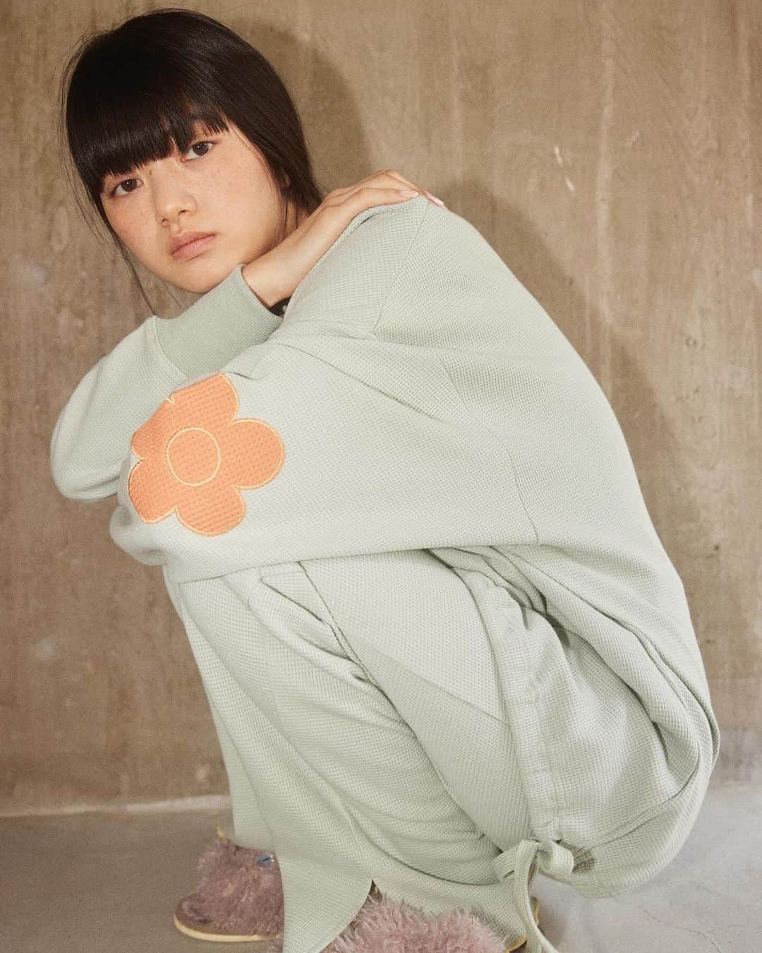 CASSELINIさんのインスタグラム写真 - (CASSELINIInstagram)「Casselini HOMEから待望のルームウェア、そしてCasselini HOMEの世界観をコンセプトにセレクトされた韓国のインテリア小物を数量限定で発売！  🪄PRE ORDER CAMPAIGN🪄  Casselini HOME新作の先行予約にご利用いただける10％OFFのクーポンを期間限定で配布いたします🎟️ また、期間中はCASSELINI原宿店にてルームウェアのご試着が可能となっておりますので、近隣にお住いの方はぜひご利用ください👗  ●10%OFFクーポン ＜コード＞RWEAR10 ＜期間＞2023.11.30（木）～2023.12.07（木） ＜対象商品＞Casselini HOME新作アイテム（フラワーパッチプルオーバー、リラックスメロウパンツ、刺繡スウェットワンピース、ビッグリボンメロウヘアバンド、フェイクファースリッパ、H FOOTWEAR CHINE SOCKS、H FOOTWEAR NEP SOCKS）  ●ルームウェアご試着会 ＜期間＞2023.11.30（木）～2023.12.07（木） ＜場所＞CASSELINI原宿店（12:00～20:00）  🪅NOVELTY FAIR🪅 フラワーパッチプルオーバーとリラックスメロウパンツをセットでご購入のお客さまに、ヘアコームをプレゼント🎀 マーブルカラーがキュートかつ、ミニポーチにも入るサイズで持ち運びにぴったり。 さりげなくCasseliniロゴが型押しされたオリジナルのヘアコームです🐩 ※カラーはランダムでお渡しいたします。  📓SCHEDULE＆SHOP📓 ●Casselini HOME新作 ＜先行発売開始日＞ 2023.11.30（木）12:00  ＜一般発売日＞ 12月中旬～2月下旬　※商品によって異なります。詳細は特集から各商品ページに進みご覧ください。  ＜SHOP＞ CASSELINI ONLINE SHOP、CASSELINI原宿店、ZOZOTOWN  🛒ONLINE SHOP TOPページリンクよりご覧いただけます。 🛒原宿店 渋谷区神宮前5-27-8 03-3400-5584 12:00〜20:00 商品の在庫などのご質問はこちらまで🪺 @casselini_shop ⁡ #Casselini #23AW #MIXMATCHROMANTICS #ROOMWEAR #キャセリーニ #ルームウェア #お部屋時間」12月5日 12時44分 - casselini_official