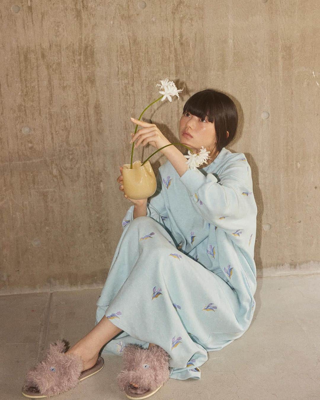 CASSELINIさんのインスタグラム写真 - (CASSELINIInstagram)「Casselini HOMEから待望のルームウェア、そしてCasselini HOMEの世界観をコンセプトにセレクトされた韓国のインテリア小物を数量限定で発売！  🪄PRE ORDER CAMPAIGN🪄  Casselini HOME新作の先行予約にご利用いただける10％OFFのクーポンを期間限定で配布いたします🎟️ また、期間中はCASSELINI原宿店にてルームウェアのご試着が可能となっておりますので、近隣にお住いの方はぜひご利用ください👗  ●10%OFFクーポン ＜コード＞RWEAR10 ＜期間＞2023.11.30（木）～2023.12.07（木） ＜対象商品＞Casselini HOME新作アイテム（フラワーパッチプルオーバー、リラックスメロウパンツ、刺繡スウェットワンピース、ビッグリボンメロウヘアバンド、フェイクファースリッパ、H FOOTWEAR CHINE SOCKS、H FOOTWEAR NEP SOCKS）  ●ルームウェアご試着会 ＜期間＞2023.11.30（木）～2023.12.07（木） ＜場所＞CASSELINI原宿店（12:00～20:00）  🪅NOVELTY FAIR🪅 フラワーパッチプルオーバーとリラックスメロウパンツをセットでご購入のお客さまに、ヘアコームをプレゼント🎀 マーブルカラーがキュートかつ、ミニポーチにも入るサイズで持ち運びにぴったり。 さりげなくCasseliniロゴが型押しされたオリジナルのヘアコームです🐩 ※カラーはランダムでお渡しいたします。  📓SCHEDULE＆SHOP📓 ●Casselini HOME新作 ＜先行発売開始日＞ 2023.11.30（木）12:00  ＜一般発売日＞ 12月中旬～2月下旬　※商品によって異なります。詳細は特集から各商品ページに進みご覧ください。  ＜SHOP＞ CASSELINI ONLINE SHOP、CASSELINI原宿店、ZOZOTOWN  🛒ONLINE SHOP TOPページリンクよりご覧いただけます。 🛒原宿店 渋谷区神宮前5-27-8 03-3400-5584 12:00〜20:00 商品の在庫などのご質問はこちらまで🪺 @casselini_shop ⁡ #Casselini #23AW #MIXMATCHROMANTICS #ROOMWEAR #キャセリーニ #ルームウェア #お部屋時間」12月5日 12時44分 - casselini_official
