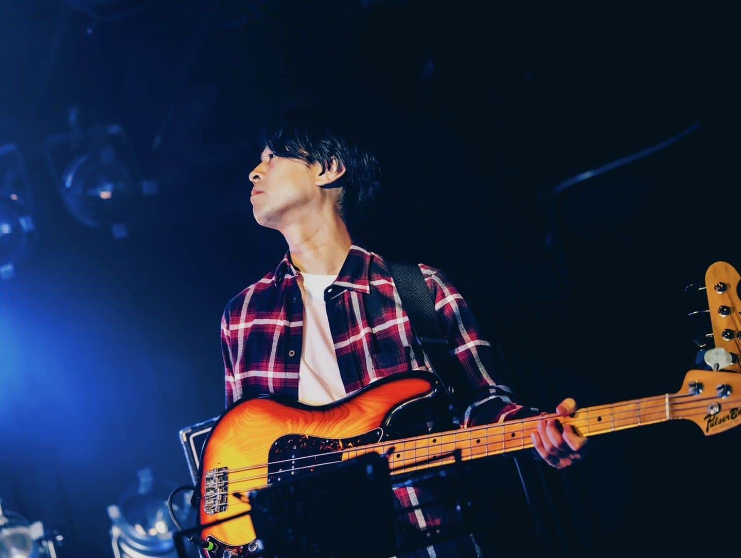 広沢タダシのインスタグラム：「【ライブ振り返り #1】Bass:岡本陽一  今回のWinter Tourは盟友のバンドメンバーたちとの共演でした。 東京、石川、大阪、と、みんな離れて暮らしているのでしょっちゅう会うことはできませんが（陽一は家が近いのでよく会うw）、会って演奏すれば距離を感じることはありません。それぞれがそれぞれの場所で活躍して、思考やスキル、感覚が育っていく。たまにこうして演奏してみると、それが手に取るように分かる。そして、その向かう方向が見当違いのところに行かない。そもそも気が合うからずっと一緒にやってるんでしょうね。  ということで、一人ずつメンバーを紹介します。 まずはベースの岡本陽一。  僕が二十歳の頃、二歳年下の陽一くんは「ベース弾かせてください」と僕に直談判してきました。「さんざんな午後」のベースラインを生み出したのはその頃です。陽一くんがいると揺るぎないものがバンドに安心感を与えてくれます。今回のライブはかなりその場の空気を読みながら演奏する要素が強かったですが、その中でも陽一くんのベースが支えになってくれました。いつも計画性のない僕のために、事前に新幹線のチケットを予約してくれたり！（おかげで東京の日帰りもちゃんと座れました）  以下、陽一くんからメッセージをいただきました。 またすぐ忘年会しましょうね！ ーーーーーーーーーーーーーーーーーーー 大阪公演と東京公演ありがとうございました。 たくさんのお客さんにも会場でお会いでき、そして沢山のミュージシャン仲間も来てくれました。 みなさん揃って口にしていたのは「バンドの一体感を感じた！」でした。 とても嬉しい〜！ 大阪も東京もバンドの一体感、そして会場の皆さんとの一体感を感じ、とても素敵なライブになりました。 ありがとうございました！！！  岡本陽一 ーーーーーーーーーーーーーーーーーーー ということで、この【ライブ振り返り】シリーズ、続けて投稿していきますね！  広沢タダシ　New EP『Music has 9 lives』 オンラインショップにて！ https://hirosawa.theshop.jp/  広沢タダシ 弾き語り Tour 2024〜春の使い〜 チケット予約受付中！ ＜大阪＞2月4日(日) 島之内教会 ＜東京＞2月10日(土)三軒茶屋GRAPEFRUIT MOON https://www.hirosawatadashi.com/schedule」