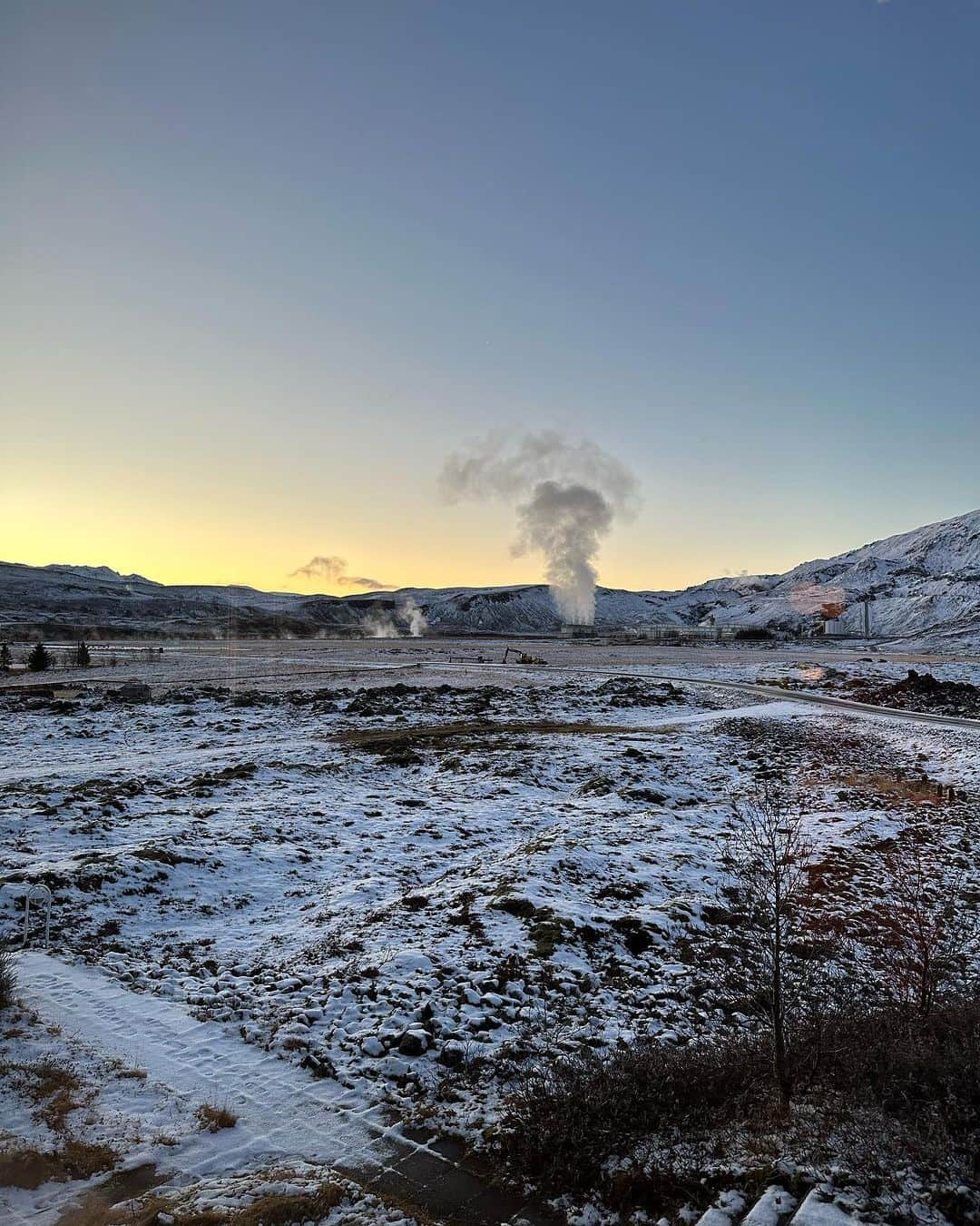 Ruuさんのインスタグラム写真 - (RuuInstagram)「ICELAND🇮🇸🧊❄️☃️💞 毎日の景色の美しさに1秒たりとも飽きず 1時間の移動もあっという間だった。🥹  ION Adventure Hotel は街に出たり、買い物に行くまで 1時間程かかる何も無いところにある美しすぎるホテル。  コンビニももちろん無くて、水も水道水を飲める。 こんなところに来たのは初めてで、まさに浄化された☃️  美しすぎる体験に感動。 #UGGextreme はマイナスの気温にも余裕でした❄️🧊☃️  はぁ何度見てもすごい。。  @ugg @uggjapan #ugg #uggjapan #UGGextreme #iceland #ionadventurehotel」12月5日 13時03分 - ruufabulous