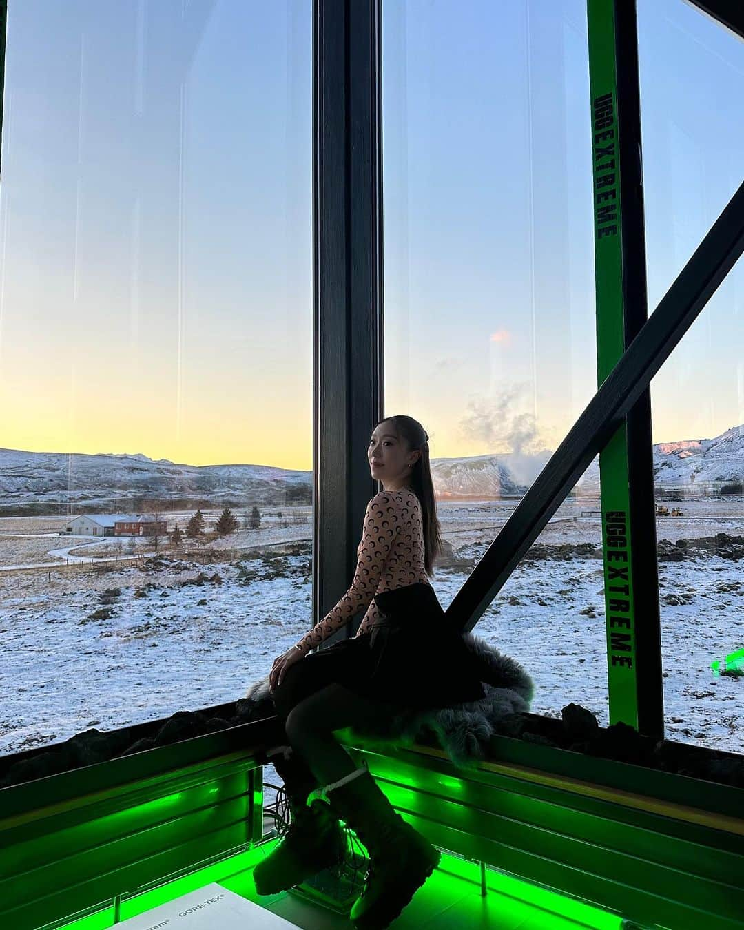 Ruuさんのインスタグラム写真 - (RuuInstagram)「ICELAND🇮🇸🧊❄️☃️💞 毎日の景色の美しさに1秒たりとも飽きず 1時間の移動もあっという間だった。🥹  ION Adventure Hotel は街に出たり、買い物に行くまで 1時間程かかる何も無いところにある美しすぎるホテル。  コンビニももちろん無くて、水も水道水を飲める。 こんなところに来たのは初めてで、まさに浄化された☃️  美しすぎる体験に感動。 #UGGextreme はマイナスの気温にも余裕でした❄️🧊☃️  はぁ何度見てもすごい。。  @ugg @uggjapan #ugg #uggjapan #UGGextreme #iceland #ionadventurehotel」12月5日 13時03分 - ruufabulous