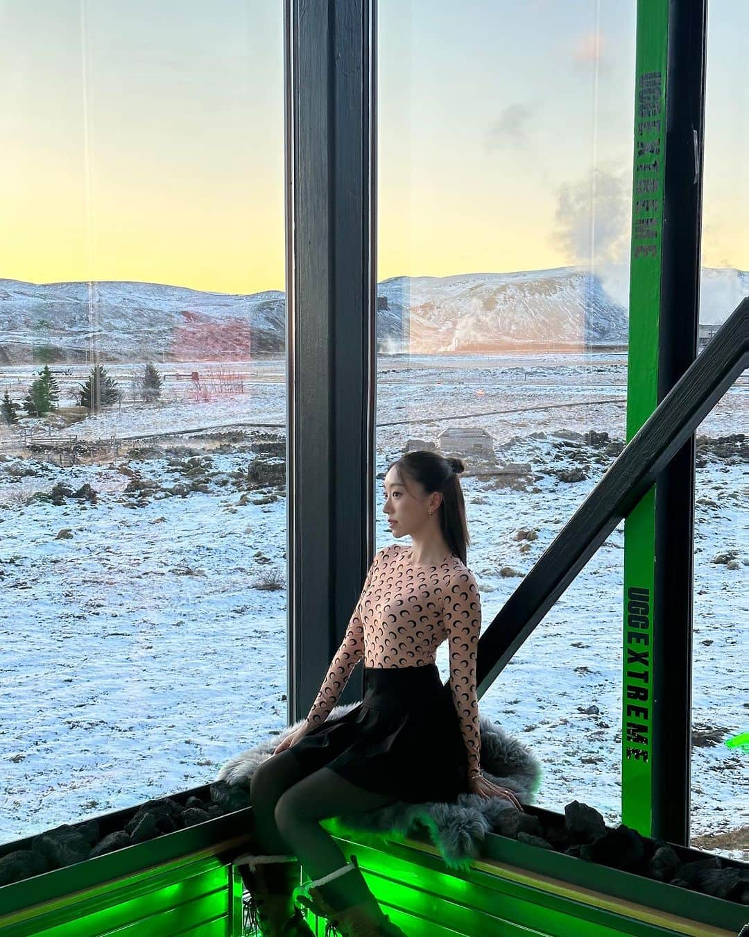 Ruuのインスタグラム：「ICELAND🇮🇸🧊❄️☃️💞 毎日の景色の美しさに1秒たりとも飽きず 1時間の移動もあっという間だった。🥹  ION Adventure Hotel は街に出たり、買い物に行くまで 1時間程かかる何も無いところにある美しすぎるホテル。  コンビニももちろん無くて、水も水道水を飲める。 こんなところに来たのは初めてで、まさに浄化された☃️  美しすぎる体験に感動。 #UGGextreme はマイナスの気温にも余裕でした❄️🧊☃️  はぁ何度見てもすごい。。  @ugg @uggjapan #ugg #uggjapan #UGGextreme #iceland #ionadventurehotel」