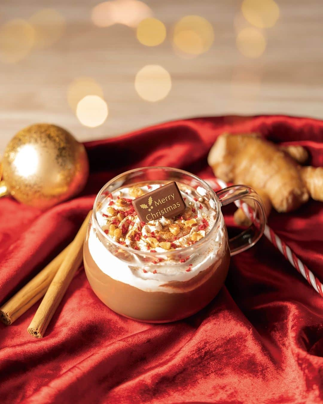 GODIVAさんのインスタグラム写真 - (GODIVAInstagram)「GODIVA caféから、クリスマス限定ドリンクを含む冬季限定のスイーツを発売🎅  12月6日より、クリスマス限定ドリンク、冬のデザートドリンク3種類、 および、冬のシーズナルメニュー2種類をGODIVA caféにて販売します✨  新登場するメニューは、イエローゴールドのアラザンと、 『Merry Christmas』のメッセージを描いたチョコレートプレートをトッピングした、 クリスマス限定ドリング「ジンジャーとシナモン香るクリスマスホットチョコレート」と、 新登場の「デザートドリンク ラズベリーとピスタチオのケーキ」などデザートドリンク3種類のほか、 香り高い冬の柑橘である金柑を使用したパフェとフレンチトーストです。フレンチトーストには、福井県産の甘酒を隠し味に使用しました❤  ゴディバカフェでしか味わうことができないオリジナル商品なので、この機会に是非お試しください😋  ==【商品詳細】================================= ■「ジンジャーとシナモン香るクリスマスホットチョコレート」  「デザートドリンク 生ガトーショコラ」  「デザートドリンク 苺のショートケーキ」  「デザートドリンク ラズベリーとピスタチオのケーキ  「金柑と三種の木の実のフレンチトースト かせやの甘酒のアパレイユ」  「金柑と三種の木の実のチョコレートパフェ」 ■販売期間：2023年12月6日～ ■取扱店：GODIVA café ============================================== 詳細はプロフィール（@godiva_japan）より公式サイトにてご確認ください   #ゴディバ #GODIVA #GODIVAcafé #クリスマス #限定商品 #チョコレート好き」12月5日 13時00分 - godiva_japan