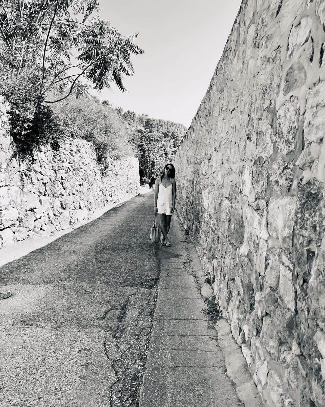 アロナ・タルのインスタグラム：「A little throw back to this past summer. When I was back home in Israel with my family of girlfriends @yael_tal @neslibarda @aniabukstein . I miss them so much these days. Can’t wait for relaxing times like those again.」