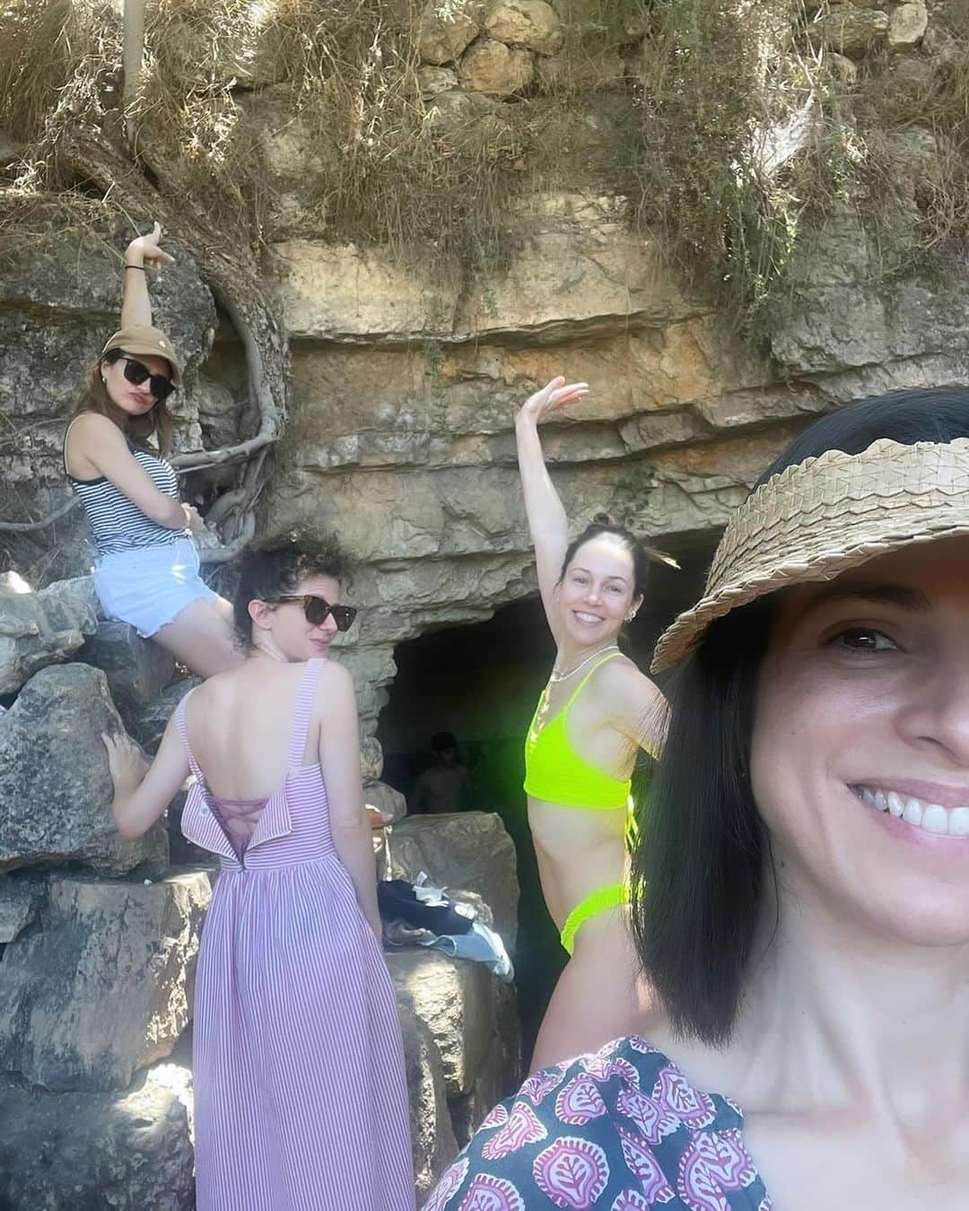 アロナ・タルさんのインスタグラム写真 - (アロナ・タルInstagram)「A little throw back to this past summer. When I was back home in Israel with my family of girlfriends @yael_tal @neslibarda @aniabukstein . I miss them so much these days. Can’t wait for relaxing times like those again.」12月5日 13時12分 - alonatal