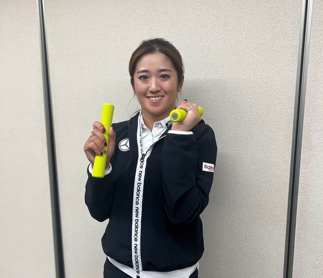 稲見萌寧のインスタグラム：「NABOSO👣  トレーナーさんからおすすめされた【ナボソ】  アメリカの足のお医者さんが開発したコンディショニングツールで、最近トレーニングなどで活用してます！   特にお気に入りはセンサリースティックで、手のひらに刺激を感じながらスイングをすることで力を伝えやすくなり、スイングが安定する感覚があります✨  足の裏の筋肉をゆるめてリカバリーしたいときは、ニューロボールを踏んでケアしてます👣  これからもナボソ、愛用していきます😊  #naboso #ナボソ #PR」