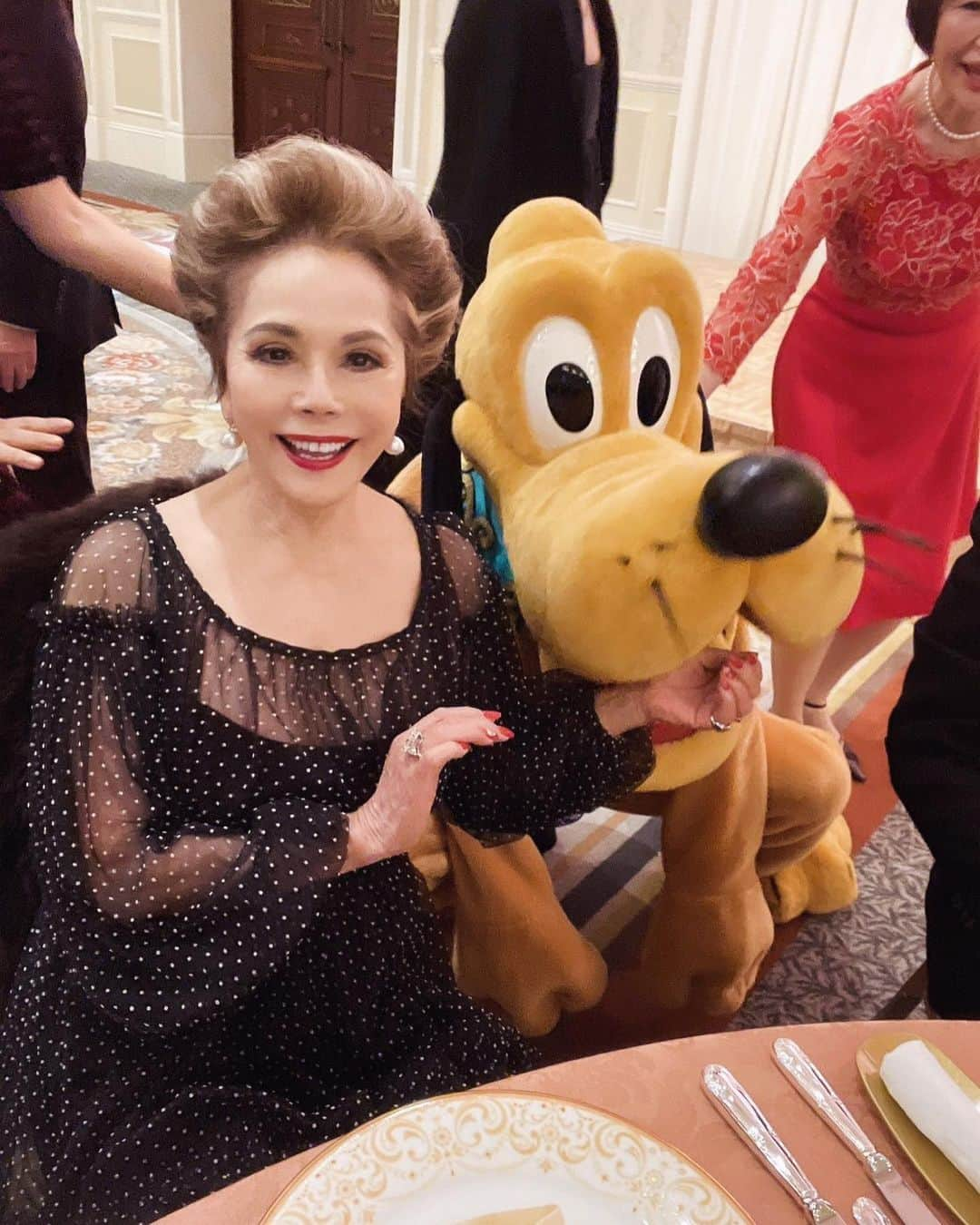 デヴィ・スカルノさんのインスタグラム写真 - (デヴィ・スカルノInstagram)「昨日東京ディズニーランド・ホテルにおいて「La Chaine des Rotisseurs のDiner “Amical de Noel”がありました。  お客様の中には、お食事よりもミッキーちゃん達に会える事を楽しみに来た方も少なからずあったようです。  服部幸應氏のウェルカムスピーチの後ミッキー&ミニードナルド他名物キャラクターが現れると会場に歓声が上がり、皆さんウキウキと写真を撮ったりして楽しまれていました。  お料理は谷原総料理長によるディズニーワールドならではの美しくストーリーに富んだ素晴らしいアイディアと努力の賜でお客様がお料理が出る度、歓声を上げるほどでした。  見て楽しく、いただいて美味しい素晴らしい晩餐会でした。」12月5日 13時10分 - dewisukarnoofficial