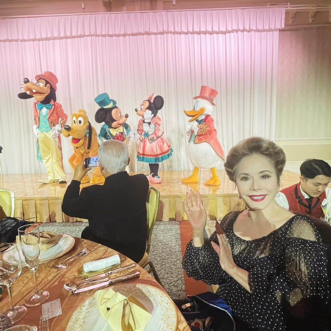 デヴィ・スカルノのインスタグラム：「昨日東京ディズニーランド・ホテルにおいて「La Chaine des Rotisseurs のDiner “Amical de Noel”がありました。  お客様の中には、お食事よりもミッキーちゃん達に会える事を楽しみに来た方も少なからずあったようです。  服部幸應氏のウェルカムスピーチの後ミッキー&ミニードナルド他名物キャラクターが現れると会場に歓声が上がり、皆さんウキウキと写真を撮ったりして楽しまれていました。  お料理は谷原総料理長によるディズニーワールドならではの美しくストーリーに富んだ素晴らしいアイディアと努力の賜でお客様がお料理が出る度、歓声を上げるほどでした。  見て楽しく、いただいて美味しい素晴らしい晩餐会でした。」