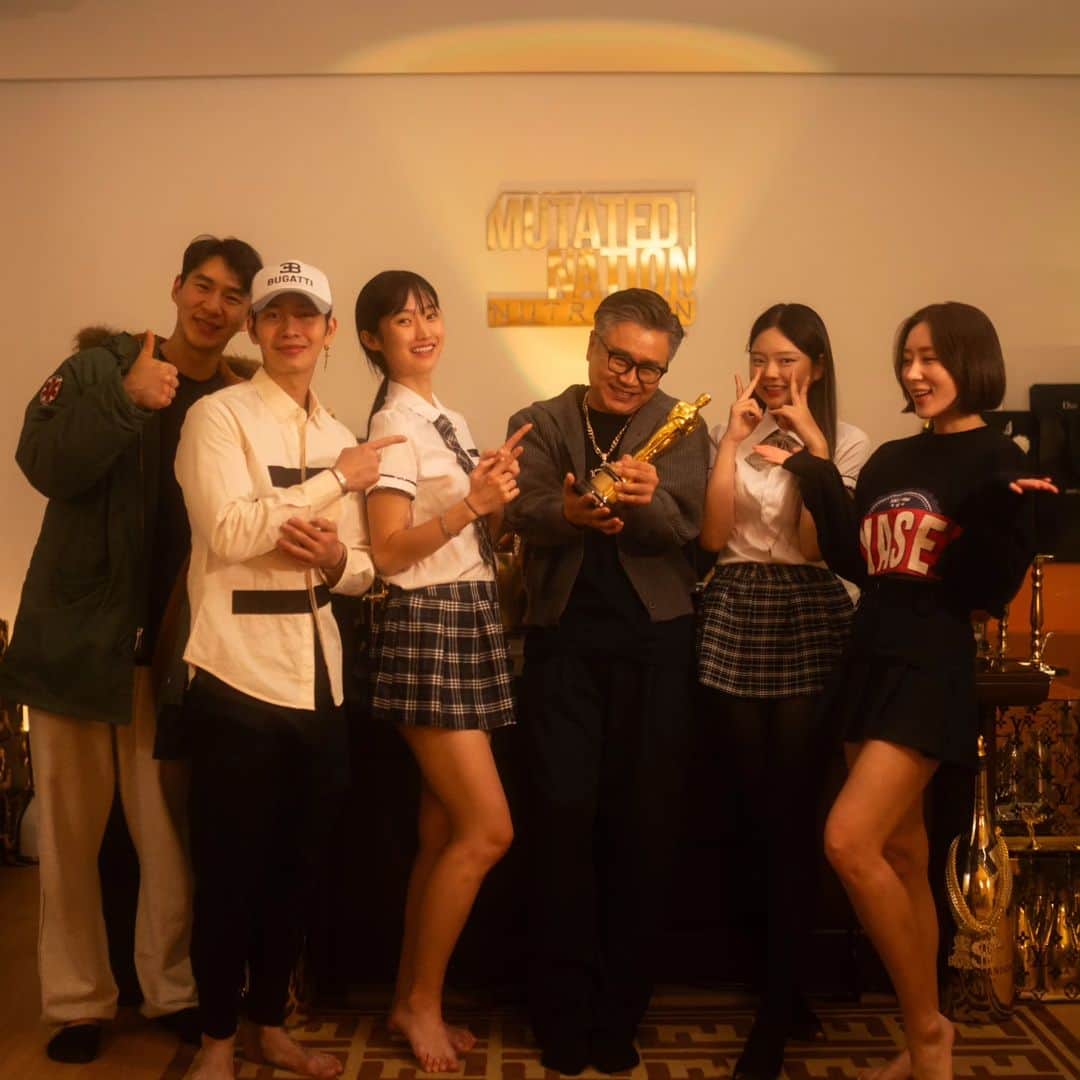 イ・グァンギさんのインスタグラム写真 - (イ・グァンギInstagram)「내가 래퍼가 인가? 하루 젊게 살아 봅니다. 얼마전 함께 했던 즐거운 동생들과^^ @josef.ceo @pinkgabong  @idolnation_  @ino.city  @eodyd188」12月5日 13時10分 - lee_kwang_gi
