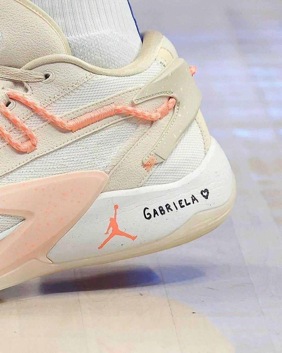 Nice Kicksさんのインスタグラム写真 - (Nice KicksInstagram)「Luka Doncic dedicated his new Jordan Luka 2 PE to the recent birth of his daughter, Gabriela 💕🍼👶 @nicekickshoops」12月5日 13時14分 - nicekicks