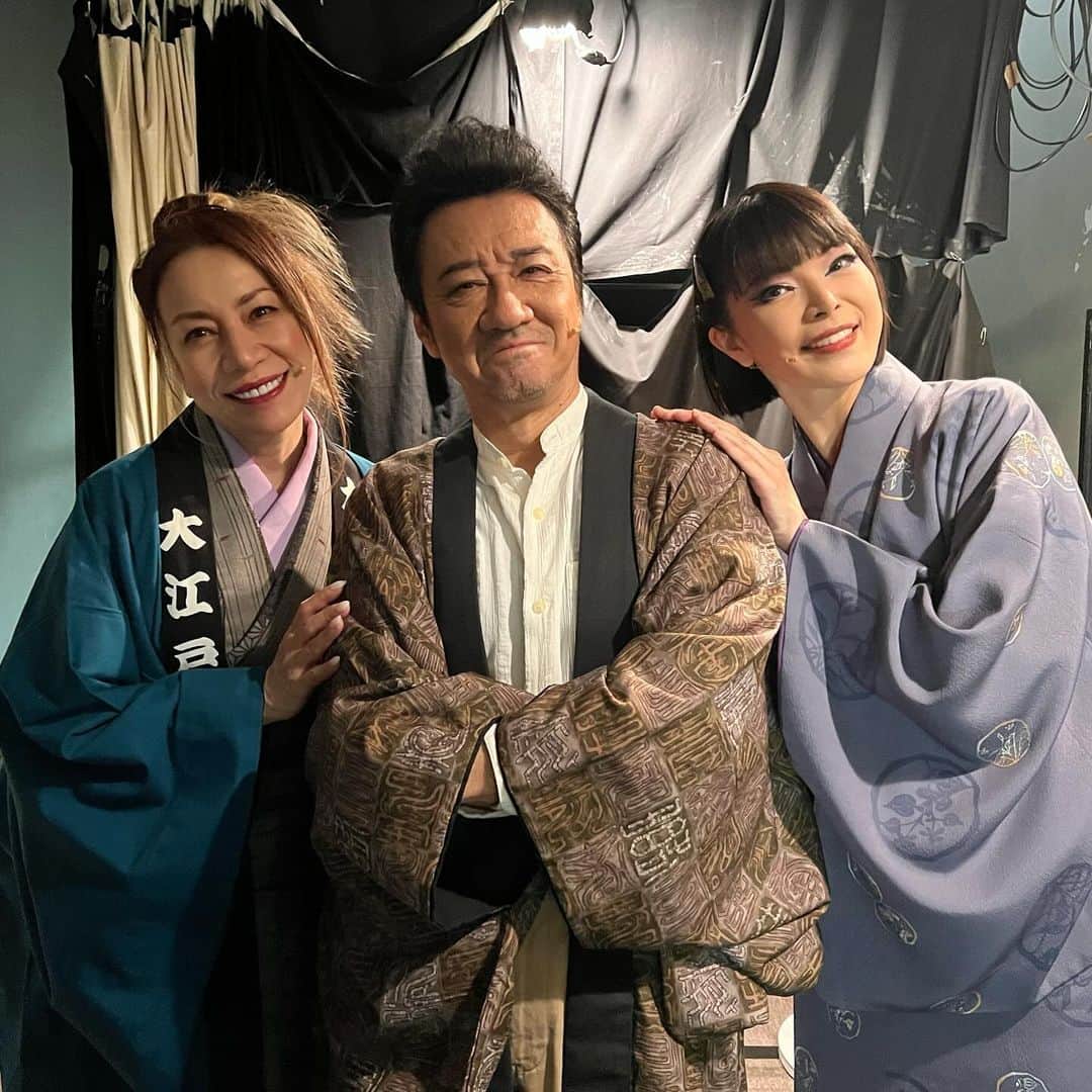 彩羽真矢さんのインスタグラム写真 - (彩羽真矢Instagram)「大友康平さん✨座長！父さん！  お稽古場から本番中まで、ずーーーーっと面白くて、隙があったらギャグを言ってみんなを笑かしてて🤣  ハウンドドックの大友康平さん😎‼️というイメージから、めっちゃくちゃいい意味で面白いおっちゃん🎵って感じのギャップが最高でした😆  一回、舞台稽古で大友さんがボケた時にツボにハマっちゃって、笑いを堪えてセリフが出せない時もあった😂  ずっと優しくて、でもセリフや歌の時はオーラがぶわっ！！！っと出て周りを巻き込むところが本当にすごくて  スーパーロックスターを間近で拝ませていただきありがたかったです🙏✨  そして、役としてはお父さん！ 娘の役をさせていただけて、光栄でした✨  ありがとうございました！！」12月5日 13時17分 - chami_444