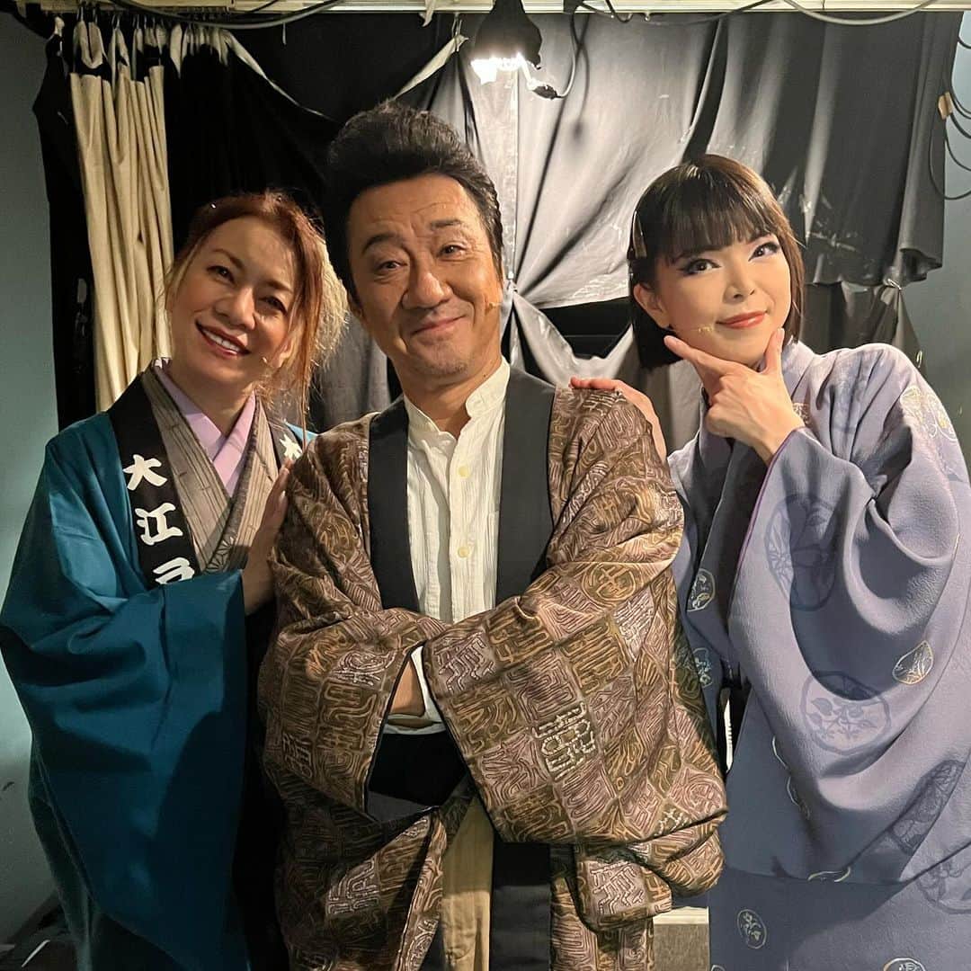彩羽真矢さんのインスタグラム写真 - (彩羽真矢Instagram)「大友康平さん✨座長！父さん！  お稽古場から本番中まで、ずーーーーっと面白くて、隙があったらギャグを言ってみんなを笑かしてて🤣  ハウンドドックの大友康平さん😎‼️というイメージから、めっちゃくちゃいい意味で面白いおっちゃん🎵って感じのギャップが最高でした😆  一回、舞台稽古で大友さんがボケた時にツボにハマっちゃって、笑いを堪えてセリフが出せない時もあった😂  ずっと優しくて、でもセリフや歌の時はオーラがぶわっ！！！っと出て周りを巻き込むところが本当にすごくて  スーパーロックスターを間近で拝ませていただきありがたかったです🙏✨  そして、役としてはお父さん！ 娘の役をさせていただけて、光栄でした✨  ありがとうございました！！」12月5日 13時17分 - chami_444