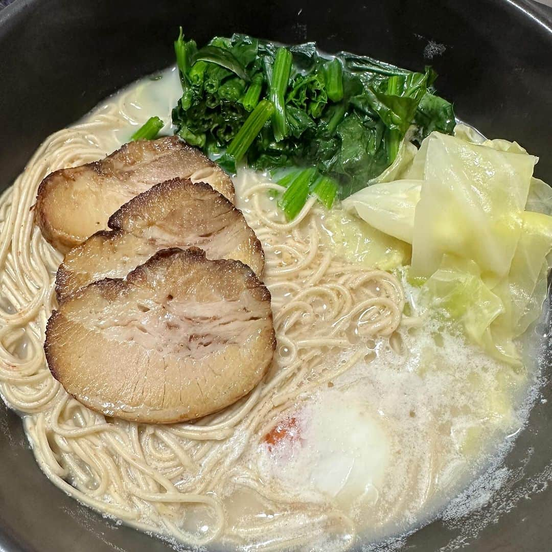 堀田祐美子さんのインスタグラム写真 - (堀田祐美子Instagram)「今日のお昼はいただいた高級乾麺  とんこつスープ  家で作るラーメンは具材をちゃんと入れてより美味しく食べたい。  ラーメン屋さんのチャーシュー  半熟たまご  キャベツ  ほうれん草」12月5日 13時30分 - yumiko_hotta