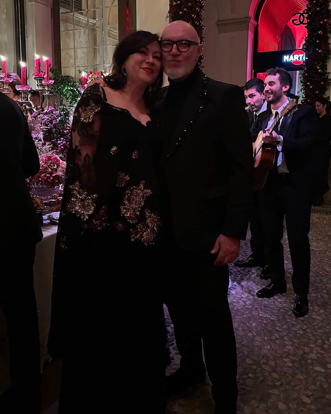 ジェニファー・ティリーさんのインスタグラム写真 - (ジェニファー・ティリーInstagram)「Such a fabulous night at the #DolceGabbanaAltaModa! 🌹💋❤️#DGFamily #dgaltamoda #dolcegabbana」12月5日 13時22分 - jennifertilly