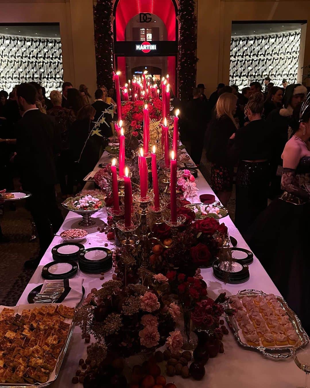 ジェニファー・ティリーさんのインスタグラム写真 - (ジェニファー・ティリーInstagram)「Such a fabulous night at the #DolceGabbanaAltaModa! 🌹💋❤️#DGFamily #dgaltamoda #dolcegabbana」12月5日 13時22分 - jennifertilly