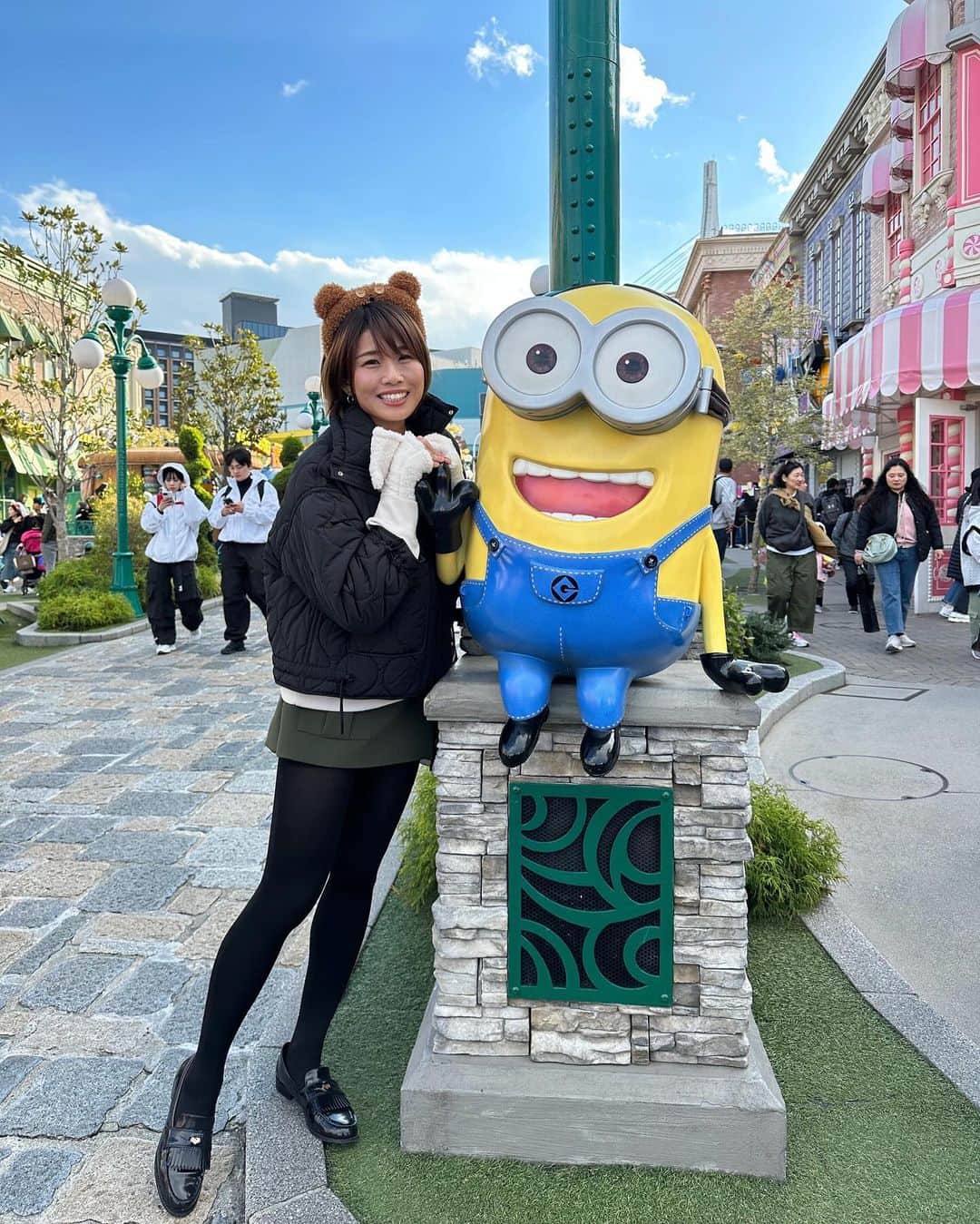 きゃっするひとみーさんのインスタグラム写真 - (きゃっするひとみーInstagram)「本日訪れたお城は  #ホグワーツ城　🏯  #きゃっするのきたおしろ こちらも見てね🏯🧙‍♀️  以下引用🏯  ホグワーツ城とは。。  巨大な7階建ての、魔法で支えられた建物であり複数の塔と小塔、奥深い地下牢を合わせると142の階段が存在する。この城は中世初期（993年ごろ）に建築家と当時のもっとも優れた魔法使いたちであるゴドリック・グリフィンドール、ヘルガ・ハッフルパフ、ロウェナ・レイブンクロー、サラザール・スリザリンらによって建設された。城内には世界初の魔法学校と言われるホグワーツ魔法魔術学校がある。  人間界の城も魔法界の城も最高🙌🤍🧙‍♀️  スパイダーマンも終わっちゃうね🕷️ マリオのヨッシーは初めて乗った☺️🙌平和。笑 怖いの乗りたくない次女と、待ち時間にお茶したりミニオンのところ散歩したり✨小2の三女の怖いもののなさが怖いよお母さんは🫨🫨🫨🫨  夏の終わりからずっとお休みの日はお仕事🏃‍♀️ 平日もいない日もあるし、全国で走り回ってるので、泊まりでいないことも多いです。 その度に、子供たちは？！と聞かれます☺️  実家と同居でもないし、夫も仕事の関係で頼れないので娘たち3人は本当に普段から“当たり前に”自分たちのことはもちろん、家事もしてくれます。  3人ともスポーツを真剣に取り組んでるので私がいない週末でも試合や練習試合があることも。 朝がどんなに早くてもお米を炊いてそれぞれのおにぎり作って、おかず作って水筒何本も用意することもできる🥲 掃除、洗濯はもちろん🙌（娘の部屋は汚いけど😛）  私が早くに母を亡くした経験から、いつ私がいなくなっても困らないようにと小さい頃から伝えてきたことが、こうして私の仕事の選択肢を増やしてもらえたりだとか、挑戦できる環境になったのか。。と思うと母にも感謝かな☺️  今日はお母さんが全部するから家事おいててや〜👩って言ったら、ありがとう！👧❤️もあれば、洗い物するからゆっくりしとき！👧って関係もいいと思ってる☺️  中2、小6、小2と赤ちゃんの時とまた違う悩みばっかりで禿げそうに悩むこともあるけど😛笑（どこまで目指してスポーツするのかとか、進路とか。。反抗期とか！ね🫨）  普通の家庭ではないかもやけど、私がいない日は子供達だけで助け合ってのびのび過ごしてるみたいです🙌  私のことを応援してくださってる皆様は、こうしていろんな活動してる裏に見せてないところでの葛藤とか悩みとか、どれだけの努力がいるのかとか。 いちいち言わなくても全部受け止めてくれて、その部分をみてくれて自分も頑張ろうって思えるよ！って声かけてくださるのですよね😭本当にありがとうございます！！  画面越しのsnsの世界でも、その人から受けるパワーがあると思うので☺️✨  いつも見てくれて、会いに来てくれて応援してくださる人には、私からできる限りの優しさと良い気だけを伝えられますように🤲❤️❤️  2023年も残り1ヶ月。 たくさん走って食べるぞ〜！ 紀美野ふれあいマラソン、みえ松阪マラソン走られる皆様、よろしくお願いします！！！！  1/13は長居公園でランナーズトライアル！30kペーサー付き！！！MCしますので走りにきてね☺️ 1/20は大阪マラソン試走！ヤノスポーツさんとコラボです！ トップページのリンクより詳細見てください☺️❤️❤️  #ユニバ #ユニバーサルスタジオジャパン  #usj #ハリーポッター #ハリーポッターの世界  #みえ松阪マラソン #紀美野ふれあいマラソン #マラソン #ランニング #お城マラソン #日本全国お城マラソンを走ろう #三姉妹 #三姉妹ママ」12月5日 13時22分 - takaxjumppp
