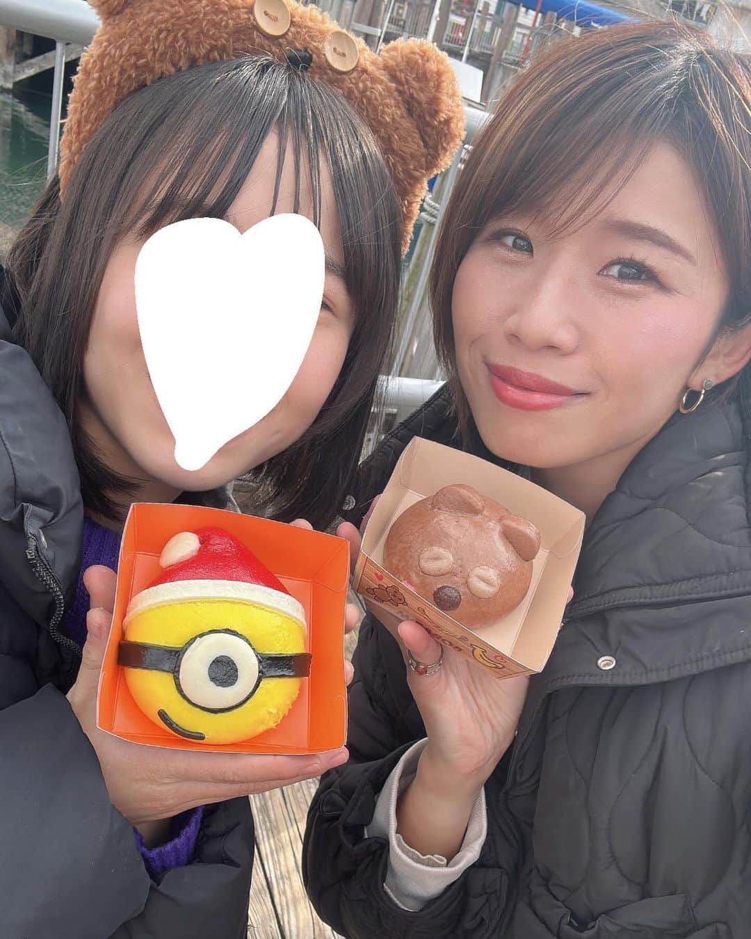 きゃっするひとみーさんのインスタグラム写真 - (きゃっするひとみーInstagram)「本日訪れたお城は  #ホグワーツ城　🏯  #きゃっするのきたおしろ こちらも見てね🏯🧙‍♀️  以下引用🏯  ホグワーツ城とは。。  巨大な7階建ての、魔法で支えられた建物であり複数の塔と小塔、奥深い地下牢を合わせると142の階段が存在する。この城は中世初期（993年ごろ）に建築家と当時のもっとも優れた魔法使いたちであるゴドリック・グリフィンドール、ヘルガ・ハッフルパフ、ロウェナ・レイブンクロー、サラザール・スリザリンらによって建設された。城内には世界初の魔法学校と言われるホグワーツ魔法魔術学校がある。  人間界の城も魔法界の城も最高🙌🤍🧙‍♀️  スパイダーマンも終わっちゃうね🕷️ マリオのヨッシーは初めて乗った☺️🙌平和。笑 怖いの乗りたくない次女と、待ち時間にお茶したりミニオンのところ散歩したり✨小2の三女の怖いもののなさが怖いよお母さんは🫨🫨🫨🫨  夏の終わりからずっとお休みの日はお仕事🏃‍♀️ 平日もいない日もあるし、全国で走り回ってるので、泊まりでいないことも多いです。 その度に、子供たちは？！と聞かれます☺️  実家と同居でもないし、夫も仕事の関係で頼れないので娘たち3人は本当に普段から“当たり前に”自分たちのことはもちろん、家事もしてくれます。  3人ともスポーツを真剣に取り組んでるので私がいない週末でも試合や練習試合があることも。 朝がどんなに早くてもお米を炊いてそれぞれのおにぎり作って、おかず作って水筒何本も用意することもできる🥲 掃除、洗濯はもちろん🙌（娘の部屋は汚いけど😛）  私が早くに母を亡くした経験から、いつ私がいなくなっても困らないようにと小さい頃から伝えてきたことが、こうして私の仕事の選択肢を増やしてもらえたりだとか、挑戦できる環境になったのか。。と思うと母にも感謝かな☺️  今日はお母さんが全部するから家事おいててや〜👩って言ったら、ありがとう！👧❤️もあれば、洗い物するからゆっくりしとき！👧って関係もいいと思ってる☺️  中2、小6、小2と赤ちゃんの時とまた違う悩みばっかりで禿げそうに悩むこともあるけど😛笑（どこまで目指してスポーツするのかとか、進路とか。。反抗期とか！ね🫨）  普通の家庭ではないかもやけど、私がいない日は子供達だけで助け合ってのびのび過ごしてるみたいです🙌  私のことを応援してくださってる皆様は、こうしていろんな活動してる裏に見せてないところでの葛藤とか悩みとか、どれだけの努力がいるのかとか。 いちいち言わなくても全部受け止めてくれて、その部分をみてくれて自分も頑張ろうって思えるよ！って声かけてくださるのですよね😭本当にありがとうございます！！  画面越しのsnsの世界でも、その人から受けるパワーがあると思うので☺️✨  いつも見てくれて、会いに来てくれて応援してくださる人には、私からできる限りの優しさと良い気だけを伝えられますように🤲❤️❤️  2023年も残り1ヶ月。 たくさん走って食べるぞ〜！ 紀美野ふれあいマラソン、みえ松阪マラソン走られる皆様、よろしくお願いします！！！！  1/13は長居公園でランナーズトライアル！30kペーサー付き！！！MCしますので走りにきてね☺️ 1/20は大阪マラソン試走！ヤノスポーツさんとコラボです！ トップページのリンクより詳細見てください☺️❤️❤️  #ユニバ #ユニバーサルスタジオジャパン  #usj #ハリーポッター #ハリーポッターの世界  #みえ松阪マラソン #紀美野ふれあいマラソン #マラソン #ランニング #お城マラソン #日本全国お城マラソンを走ろう #三姉妹 #三姉妹ママ」12月5日 13時22分 - takaxjumppp