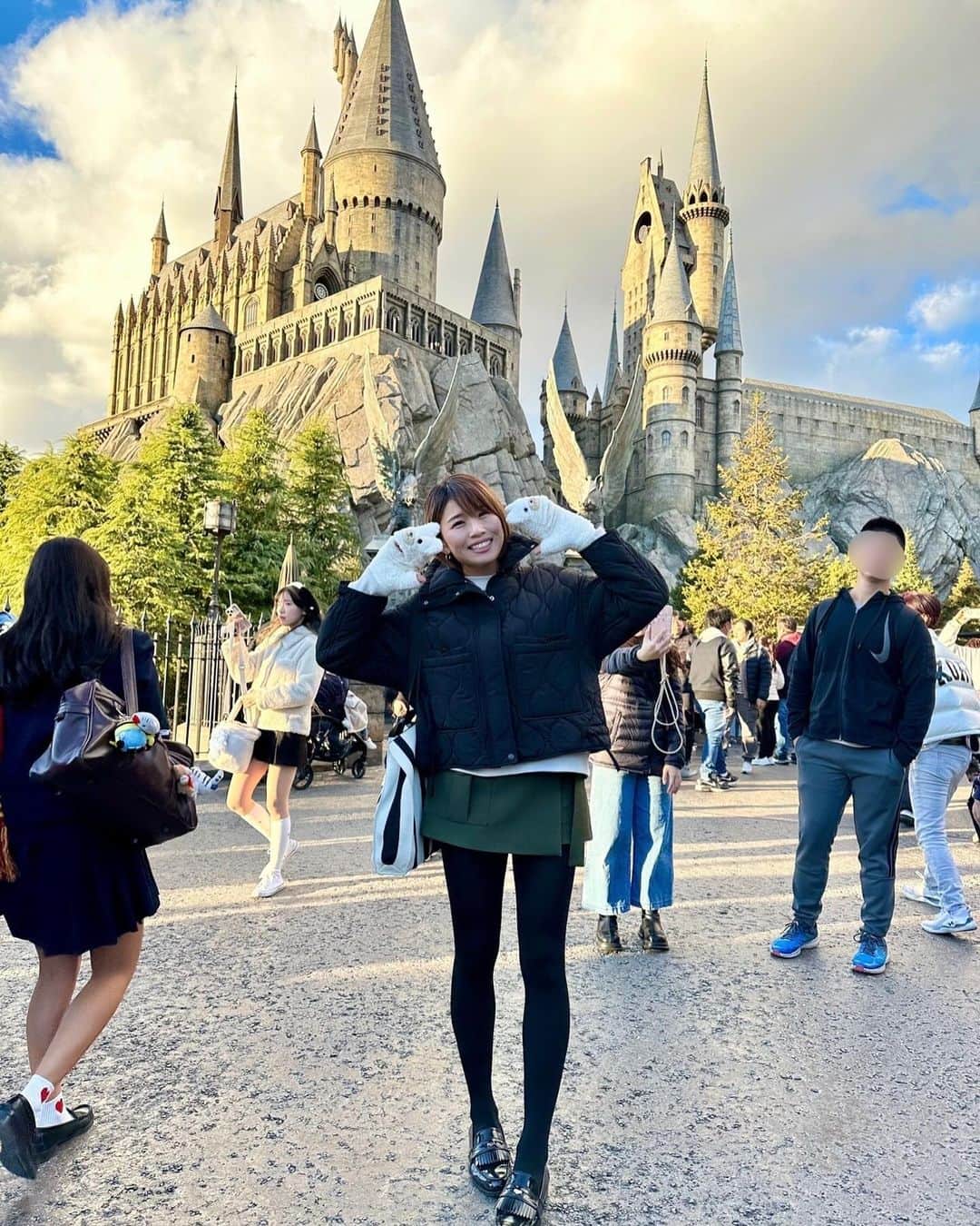 きゃっするひとみーさんのインスタグラム写真 - (きゃっするひとみーInstagram)「本日訪れたお城は  #ホグワーツ城　🏯  #きゃっするのきたおしろ こちらも見てね🏯🧙‍♀️  以下引用🏯  ホグワーツ城とは。。  巨大な7階建ての、魔法で支えられた建物であり複数の塔と小塔、奥深い地下牢を合わせると142の階段が存在する。この城は中世初期（993年ごろ）に建築家と当時のもっとも優れた魔法使いたちであるゴドリック・グリフィンドール、ヘルガ・ハッフルパフ、ロウェナ・レイブンクロー、サラザール・スリザリンらによって建設された。城内には世界初の魔法学校と言われるホグワーツ魔法魔術学校がある。  人間界の城も魔法界の城も最高🙌🤍🧙‍♀️  スパイダーマンも終わっちゃうね🕷️ マリオのヨッシーは初めて乗った☺️🙌平和。笑 怖いの乗りたくない次女と、待ち時間にお茶したりミニオンのところ散歩したり✨小2の三女の怖いもののなさが怖いよお母さんは🫨🫨🫨🫨  夏の終わりからずっとお休みの日はお仕事🏃‍♀️ 平日もいない日もあるし、全国で走り回ってるので、泊まりでいないことも多いです。 その度に、子供たちは？！と聞かれます☺️  実家と同居でもないし、夫も仕事の関係で頼れないので娘たち3人は本当に普段から“当たり前に”自分たちのことはもちろん、家事もしてくれます。  3人ともスポーツを真剣に取り組んでるので私がいない週末でも試合や練習試合があることも。 朝がどんなに早くてもお米を炊いてそれぞれのおにぎり作って、おかず作って水筒何本も用意することもできる🥲 掃除、洗濯はもちろん🙌（娘の部屋は汚いけど😛）  私が早くに母を亡くした経験から、いつ私がいなくなっても困らないようにと小さい頃から伝えてきたことが、こうして私の仕事の選択肢を増やしてもらえたりだとか、挑戦できる環境になったのか。。と思うと母にも感謝かな☺️  今日はお母さんが全部するから家事おいててや〜👩って言ったら、ありがとう！👧❤️もあれば、洗い物するからゆっくりしとき！👧って関係もいいと思ってる☺️  中2、小6、小2と赤ちゃんの時とまた違う悩みばっかりで禿げそうに悩むこともあるけど😛笑（どこまで目指してスポーツするのかとか、進路とか。。反抗期とか！ね🫨）  普通の家庭ではないかもやけど、私がいない日は子供達だけで助け合ってのびのび過ごしてるみたいです🙌  私のことを応援してくださってる皆様は、こうしていろんな活動してる裏に見せてないところでの葛藤とか悩みとか、どれだけの努力がいるのかとか。 いちいち言わなくても全部受け止めてくれて、その部分をみてくれて自分も頑張ろうって思えるよ！って声かけてくださるのですよね😭本当にありがとうございます！！  画面越しのsnsの世界でも、その人から受けるパワーがあると思うので☺️✨  いつも見てくれて、会いに来てくれて応援してくださる人には、私からできる限りの優しさと良い気だけを伝えられますように🤲❤️❤️  2023年も残り1ヶ月。 たくさん走って食べるぞ〜！ 紀美野ふれあいマラソン、みえ松阪マラソン走られる皆様、よろしくお願いします！！！！  1/13は長居公園でランナーズトライアル！30kペーサー付き！！！MCしますので走りにきてね☺️ 1/20は大阪マラソン試走！ヤノスポーツさんとコラボです！ トップページのリンクより詳細見てください☺️❤️❤️  #ユニバ #ユニバーサルスタジオジャパン  #usj #ハリーポッター #ハリーポッターの世界  #みえ松阪マラソン #紀美野ふれあいマラソン #マラソン #ランニング #お城マラソン #日本全国お城マラソンを走ろう #三姉妹 #三姉妹ママ」12月5日 13時22分 - takaxjumppp