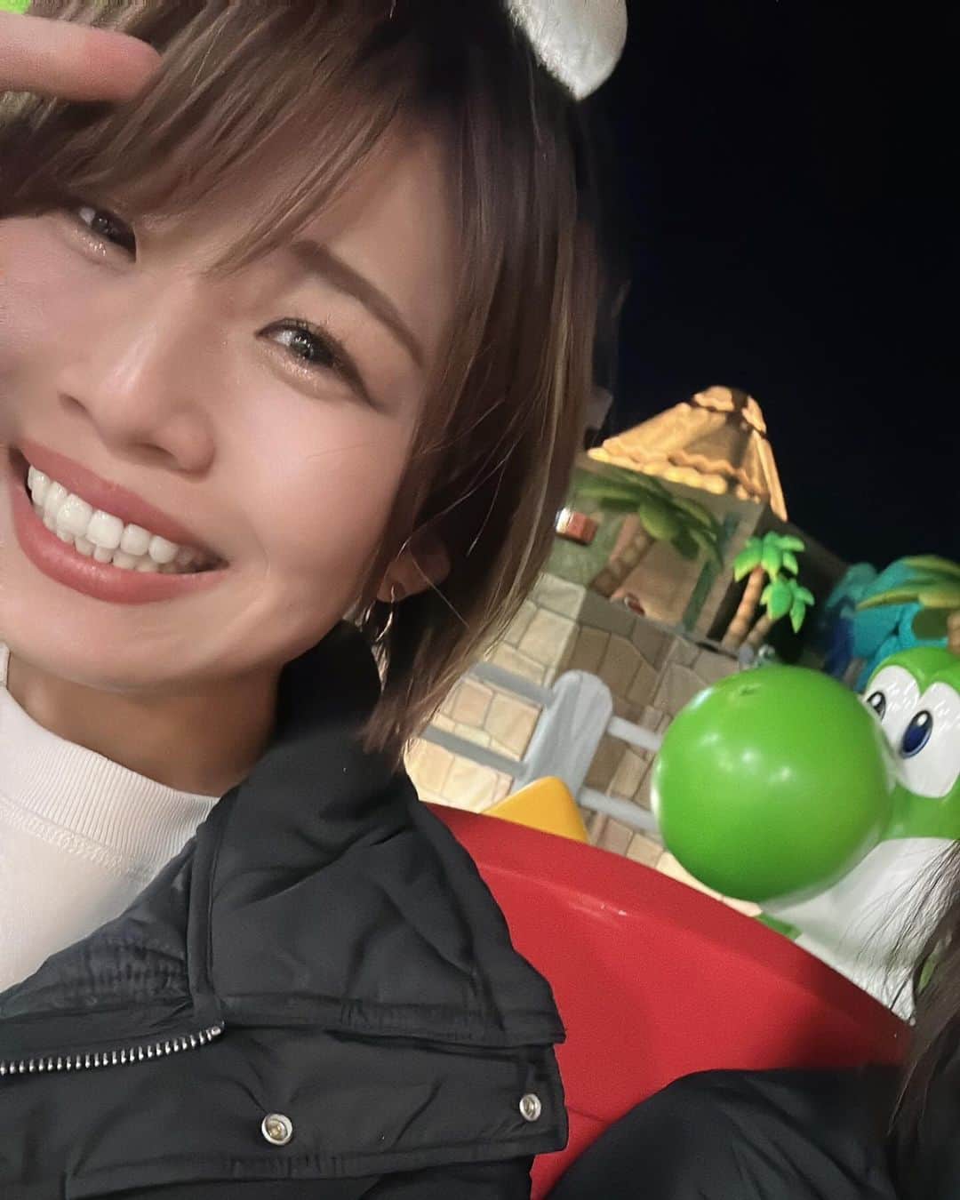 きゃっするひとみーさんのインスタグラム写真 - (きゃっするひとみーInstagram)「本日訪れたお城は  #ホグワーツ城　🏯  #きゃっするのきたおしろ こちらも見てね🏯🧙‍♀️  以下引用🏯  ホグワーツ城とは。。  巨大な7階建ての、魔法で支えられた建物であり複数の塔と小塔、奥深い地下牢を合わせると142の階段が存在する。この城は中世初期（993年ごろ）に建築家と当時のもっとも優れた魔法使いたちであるゴドリック・グリフィンドール、ヘルガ・ハッフルパフ、ロウェナ・レイブンクロー、サラザール・スリザリンらによって建設された。城内には世界初の魔法学校と言われるホグワーツ魔法魔術学校がある。  人間界の城も魔法界の城も最高🙌🤍🧙‍♀️  スパイダーマンも終わっちゃうね🕷️ マリオのヨッシーは初めて乗った☺️🙌平和。笑 怖いの乗りたくない次女と、待ち時間にお茶したりミニオンのところ散歩したり✨小2の三女の怖いもののなさが怖いよお母さんは🫨🫨🫨🫨  夏の終わりからずっとお休みの日はお仕事🏃‍♀️ 平日もいない日もあるし、全国で走り回ってるので、泊まりでいないことも多いです。 その度に、子供たちは？！と聞かれます☺️  実家と同居でもないし、夫も仕事の関係で頼れないので娘たち3人は本当に普段から“当たり前に”自分たちのことはもちろん、家事もしてくれます。  3人ともスポーツを真剣に取り組んでるので私がいない週末でも試合や練習試合があることも。 朝がどんなに早くてもお米を炊いてそれぞれのおにぎり作って、おかず作って水筒何本も用意することもできる🥲 掃除、洗濯はもちろん🙌（娘の部屋は汚いけど😛）  私が早くに母を亡くした経験から、いつ私がいなくなっても困らないようにと小さい頃から伝えてきたことが、こうして私の仕事の選択肢を増やしてもらえたりだとか、挑戦できる環境になったのか。。と思うと母にも感謝かな☺️  今日はお母さんが全部するから家事おいててや〜👩って言ったら、ありがとう！👧❤️もあれば、洗い物するからゆっくりしとき！👧って関係もいいと思ってる☺️  中2、小6、小2と赤ちゃんの時とまた違う悩みばっかりで禿げそうに悩むこともあるけど😛笑（どこまで目指してスポーツするのかとか、進路とか。。反抗期とか！ね🫨）  普通の家庭ではないかもやけど、私がいない日は子供達だけで助け合ってのびのび過ごしてるみたいです🙌  私のことを応援してくださってる皆様は、こうしていろんな活動してる裏に見せてないところでの葛藤とか悩みとか、どれだけの努力がいるのかとか。 いちいち言わなくても全部受け止めてくれて、その部分をみてくれて自分も頑張ろうって思えるよ！って声かけてくださるのですよね😭本当にありがとうございます！！  画面越しのsnsの世界でも、その人から受けるパワーがあると思うので☺️✨  いつも見てくれて、会いに来てくれて応援してくださる人には、私からできる限りの優しさと良い気だけを伝えられますように🤲❤️❤️  2023年も残り1ヶ月。 たくさん走って食べるぞ〜！ 紀美野ふれあいマラソン、みえ松阪マラソン走られる皆様、よろしくお願いします！！！！  1/13は長居公園でランナーズトライアル！30kペーサー付き！！！MCしますので走りにきてね☺️ 1/20は大阪マラソン試走！ヤノスポーツさんとコラボです！ トップページのリンクより詳細見てください☺️❤️❤️  #ユニバ #ユニバーサルスタジオジャパン  #usj #ハリーポッター #ハリーポッターの世界  #みえ松阪マラソン #紀美野ふれあいマラソン #マラソン #ランニング #お城マラソン #日本全国お城マラソンを走ろう #三姉妹 #三姉妹ママ」12月5日 13時22分 - takaxjumppp