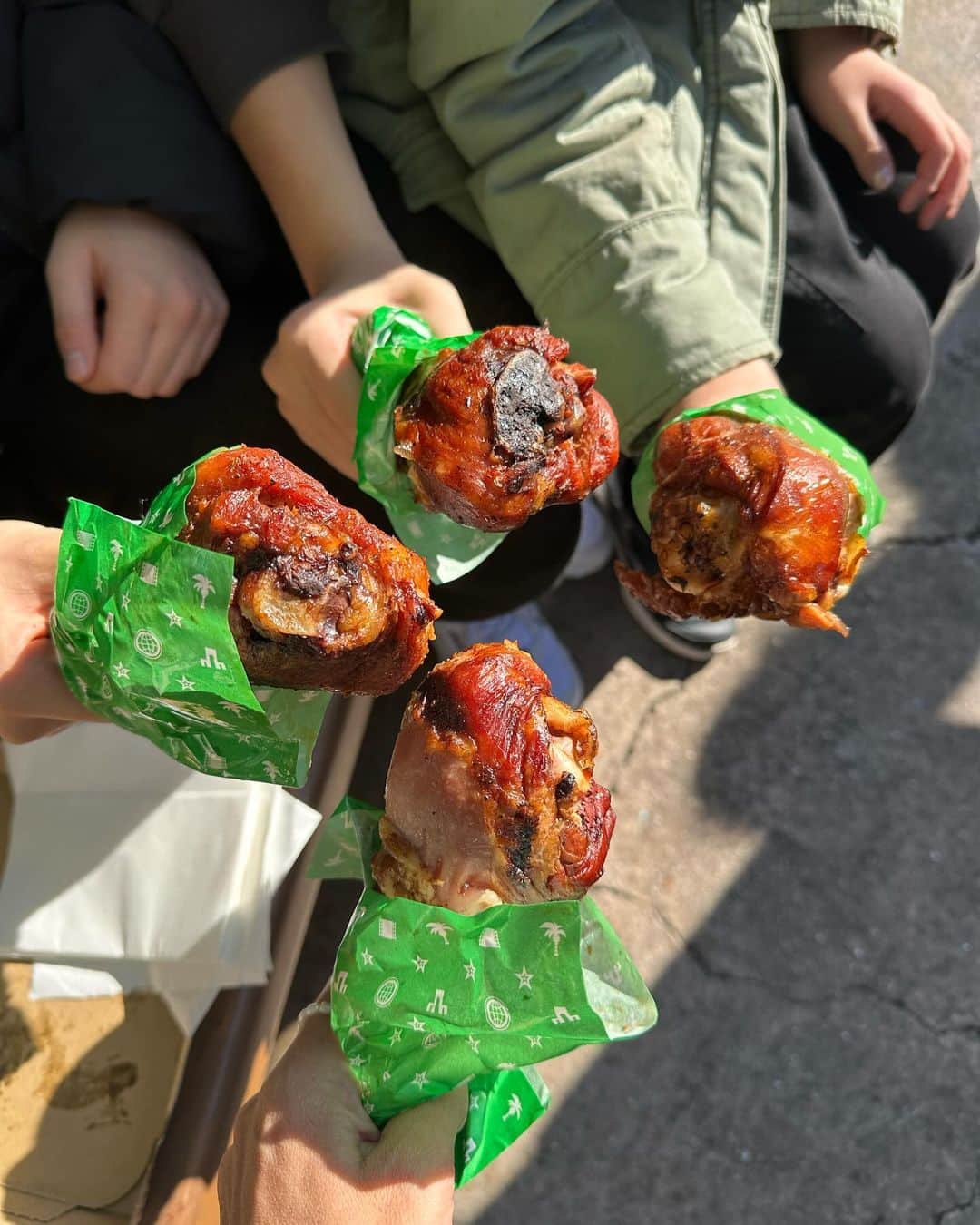 きゃっするひとみーさんのインスタグラム写真 - (きゃっするひとみーInstagram)「本日訪れたお城は  #ホグワーツ城　🏯  #きゃっするのきたおしろ こちらも見てね🏯🧙‍♀️  以下引用🏯  ホグワーツ城とは。。  巨大な7階建ての、魔法で支えられた建物であり複数の塔と小塔、奥深い地下牢を合わせると142の階段が存在する。この城は中世初期（993年ごろ）に建築家と当時のもっとも優れた魔法使いたちであるゴドリック・グリフィンドール、ヘルガ・ハッフルパフ、ロウェナ・レイブンクロー、サラザール・スリザリンらによって建設された。城内には世界初の魔法学校と言われるホグワーツ魔法魔術学校がある。  人間界の城も魔法界の城も最高🙌🤍🧙‍♀️  スパイダーマンも終わっちゃうね🕷️ マリオのヨッシーは初めて乗った☺️🙌平和。笑 怖いの乗りたくない次女と、待ち時間にお茶したりミニオンのところ散歩したり✨小2の三女の怖いもののなさが怖いよお母さんは🫨🫨🫨🫨  夏の終わりからずっとお休みの日はお仕事🏃‍♀️ 平日もいない日もあるし、全国で走り回ってるので、泊まりでいないことも多いです。 その度に、子供たちは？！と聞かれます☺️  実家と同居でもないし、夫も仕事の関係で頼れないので娘たち3人は本当に普段から“当たり前に”自分たちのことはもちろん、家事もしてくれます。  3人ともスポーツを真剣に取り組んでるので私がいない週末でも試合や練習試合があることも。 朝がどんなに早くてもお米を炊いてそれぞれのおにぎり作って、おかず作って水筒何本も用意することもできる🥲 掃除、洗濯はもちろん🙌（娘の部屋は汚いけど😛）  私が早くに母を亡くした経験から、いつ私がいなくなっても困らないようにと小さい頃から伝えてきたことが、こうして私の仕事の選択肢を増やしてもらえたりだとか、挑戦できる環境になったのか。。と思うと母にも感謝かな☺️  今日はお母さんが全部するから家事おいててや〜👩って言ったら、ありがとう！👧❤️もあれば、洗い物するからゆっくりしとき！👧って関係もいいと思ってる☺️  中2、小6、小2と赤ちゃんの時とまた違う悩みばっかりで禿げそうに悩むこともあるけど😛笑（どこまで目指してスポーツするのかとか、進路とか。。反抗期とか！ね🫨）  普通の家庭ではないかもやけど、私がいない日は子供達だけで助け合ってのびのび過ごしてるみたいです🙌  私のことを応援してくださってる皆様は、こうしていろんな活動してる裏に見せてないところでの葛藤とか悩みとか、どれだけの努力がいるのかとか。 いちいち言わなくても全部受け止めてくれて、その部分をみてくれて自分も頑張ろうって思えるよ！って声かけてくださるのですよね😭本当にありがとうございます！！  画面越しのsnsの世界でも、その人から受けるパワーがあると思うので☺️✨  いつも見てくれて、会いに来てくれて応援してくださる人には、私からできる限りの優しさと良い気だけを伝えられますように🤲❤️❤️  2023年も残り1ヶ月。 たくさん走って食べるぞ〜！ 紀美野ふれあいマラソン、みえ松阪マラソン走られる皆様、よろしくお願いします！！！！  1/13は長居公園でランナーズトライアル！30kペーサー付き！！！MCしますので走りにきてね☺️ 1/20は大阪マラソン試走！ヤノスポーツさんとコラボです！ トップページのリンクより詳細見てください☺️❤️❤️  #ユニバ #ユニバーサルスタジオジャパン  #usj #ハリーポッター #ハリーポッターの世界  #みえ松阪マラソン #紀美野ふれあいマラソン #マラソン #ランニング #お城マラソン #日本全国お城マラソンを走ろう #三姉妹 #三姉妹ママ」12月5日 13時22分 - takaxjumppp