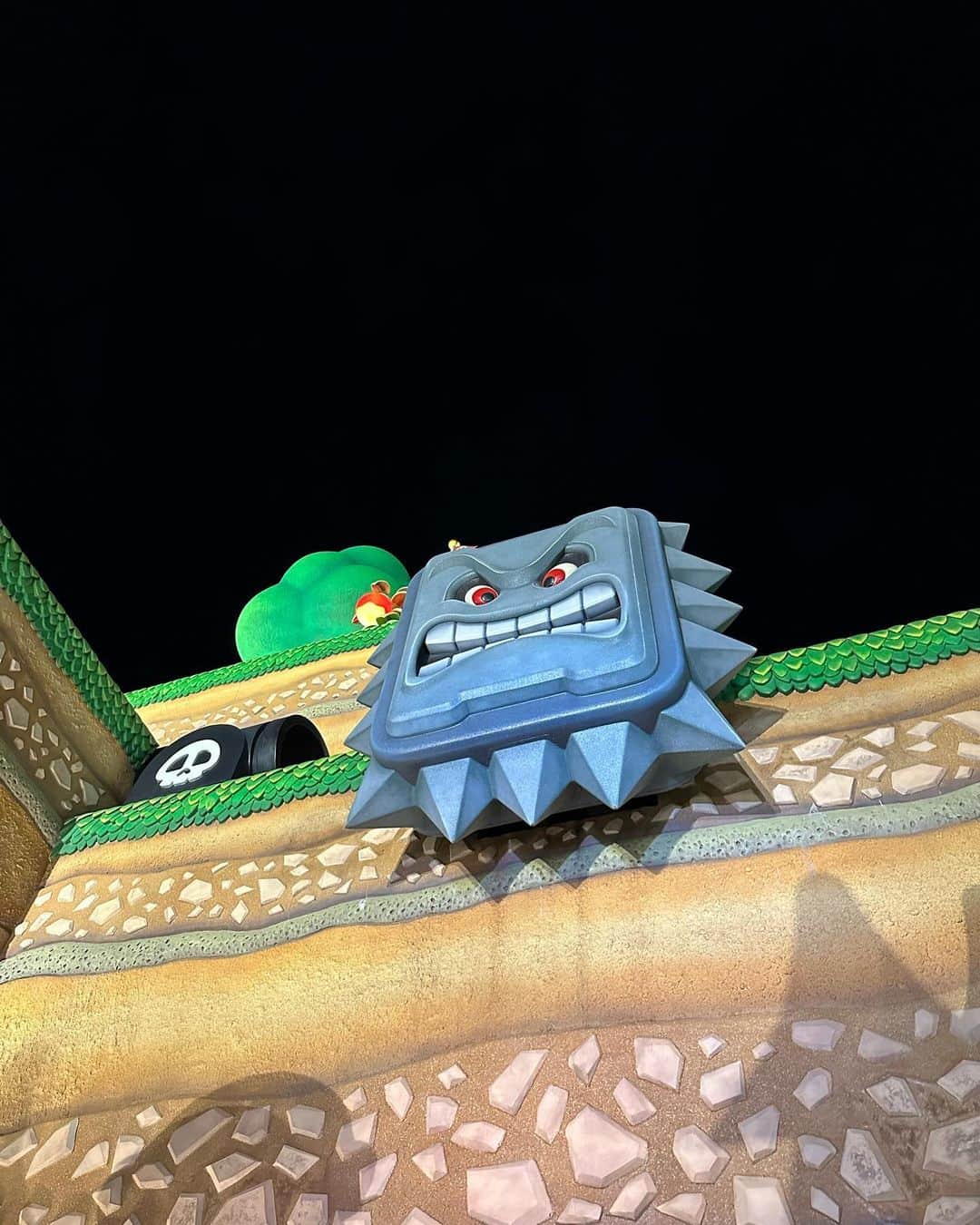きゃっするひとみーさんのインスタグラム写真 - (きゃっするひとみーInstagram)「本日訪れたお城は  #ホグワーツ城　🏯  #きゃっするのきたおしろ こちらも見てね🏯🧙‍♀️  以下引用🏯  ホグワーツ城とは。。  巨大な7階建ての、魔法で支えられた建物であり複数の塔と小塔、奥深い地下牢を合わせると142の階段が存在する。この城は中世初期（993年ごろ）に建築家と当時のもっとも優れた魔法使いたちであるゴドリック・グリフィンドール、ヘルガ・ハッフルパフ、ロウェナ・レイブンクロー、サラザール・スリザリンらによって建設された。城内には世界初の魔法学校と言われるホグワーツ魔法魔術学校がある。  人間界の城も魔法界の城も最高🙌🤍🧙‍♀️  スパイダーマンも終わっちゃうね🕷️ マリオのヨッシーは初めて乗った☺️🙌平和。笑 怖いの乗りたくない次女と、待ち時間にお茶したりミニオンのところ散歩したり✨小2の三女の怖いもののなさが怖いよお母さんは🫨🫨🫨🫨  夏の終わりからずっとお休みの日はお仕事🏃‍♀️ 平日もいない日もあるし、全国で走り回ってるので、泊まりでいないことも多いです。 その度に、子供たちは？！と聞かれます☺️  実家と同居でもないし、夫も仕事の関係で頼れないので娘たち3人は本当に普段から“当たり前に”自分たちのことはもちろん、家事もしてくれます。  3人ともスポーツを真剣に取り組んでるので私がいない週末でも試合や練習試合があることも。 朝がどんなに早くてもお米を炊いてそれぞれのおにぎり作って、おかず作って水筒何本も用意することもできる🥲 掃除、洗濯はもちろん🙌（娘の部屋は汚いけど😛）  私が早くに母を亡くした経験から、いつ私がいなくなっても困らないようにと小さい頃から伝えてきたことが、こうして私の仕事の選択肢を増やしてもらえたりだとか、挑戦できる環境になったのか。。と思うと母にも感謝かな☺️  今日はお母さんが全部するから家事おいててや〜👩って言ったら、ありがとう！👧❤️もあれば、洗い物するからゆっくりしとき！👧って関係もいいと思ってる☺️  中2、小6、小2と赤ちゃんの時とまた違う悩みばっかりで禿げそうに悩むこともあるけど😛笑（どこまで目指してスポーツするのかとか、進路とか。。反抗期とか！ね🫨）  普通の家庭ではないかもやけど、私がいない日は子供達だけで助け合ってのびのび過ごしてるみたいです🙌  私のことを応援してくださってる皆様は、こうしていろんな活動してる裏に見せてないところでの葛藤とか悩みとか、どれだけの努力がいるのかとか。 いちいち言わなくても全部受け止めてくれて、その部分をみてくれて自分も頑張ろうって思えるよ！って声かけてくださるのですよね😭本当にありがとうございます！！  画面越しのsnsの世界でも、その人から受けるパワーがあると思うので☺️✨  いつも見てくれて、会いに来てくれて応援してくださる人には、私からできる限りの優しさと良い気だけを伝えられますように🤲❤️❤️  2023年も残り1ヶ月。 たくさん走って食べるぞ〜！ 紀美野ふれあいマラソン、みえ松阪マラソン走られる皆様、よろしくお願いします！！！！  1/13は長居公園でランナーズトライアル！30kペーサー付き！！！MCしますので走りにきてね☺️ 1/20は大阪マラソン試走！ヤノスポーツさんとコラボです！ トップページのリンクより詳細見てください☺️❤️❤️  #ユニバ #ユニバーサルスタジオジャパン  #usj #ハリーポッター #ハリーポッターの世界  #みえ松阪マラソン #紀美野ふれあいマラソン #マラソン #ランニング #お城マラソン #日本全国お城マラソンを走ろう #三姉妹 #三姉妹ママ」12月5日 13時22分 - takaxjumppp