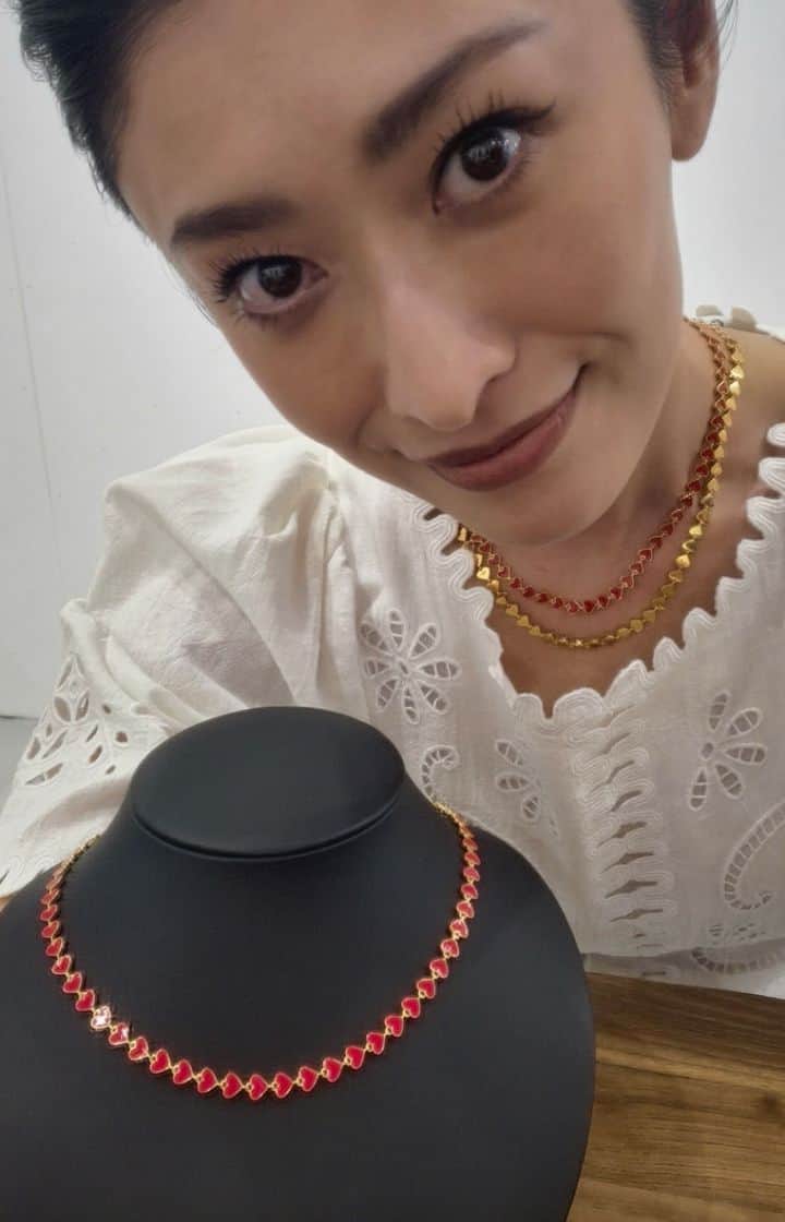 山田優のインスタグラム：「SAAKIN HEARTCHAIN NECKLACEの紹介でした♡  プロフィールにリンクが貼ってあります！  チェックしてみてね✨」