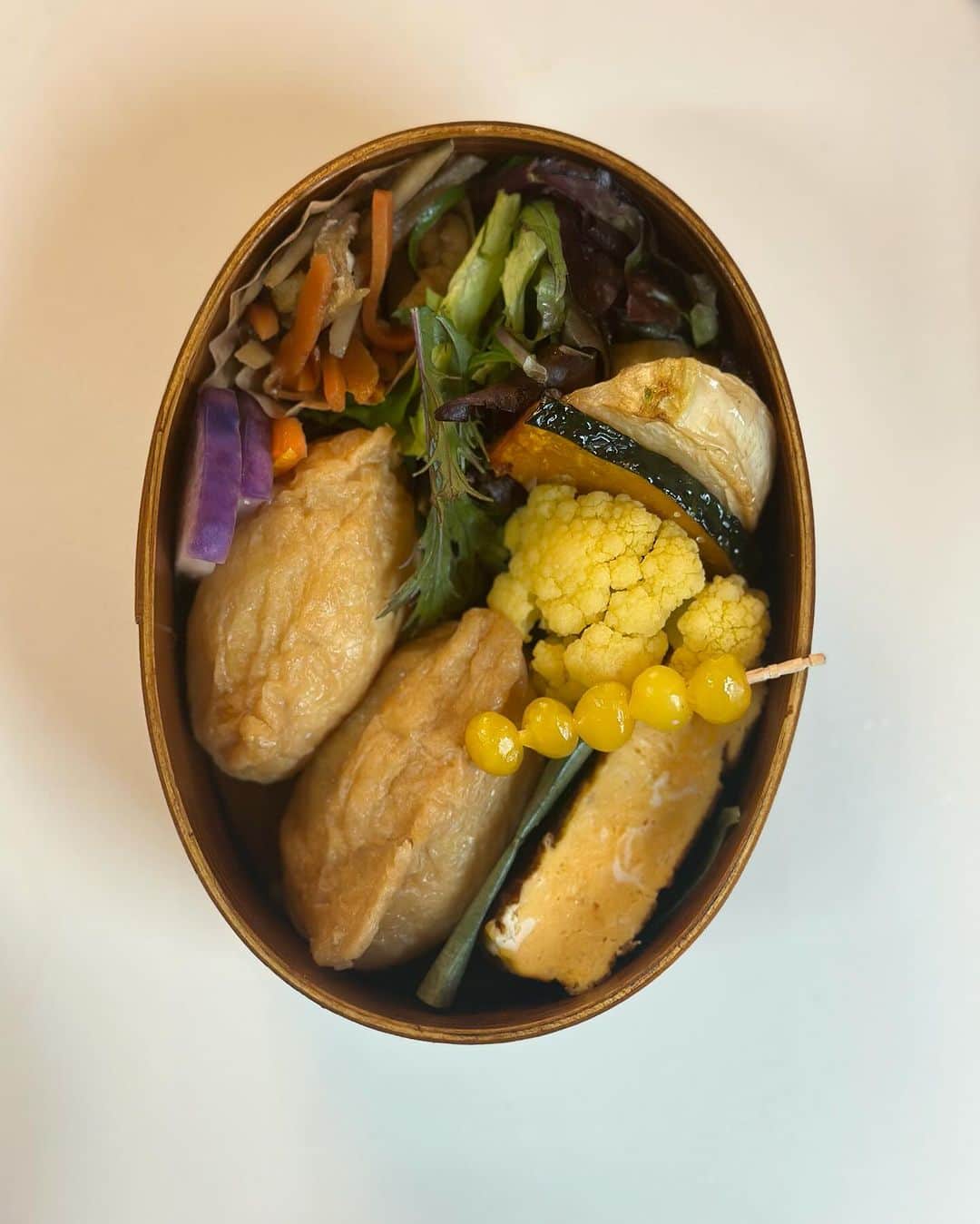 黒澤かなえさんのインスタグラム写真 - (黒澤かなえInstagram)「油揚げがあったのでいなり寿司 岡山のマルシェで買った銀杏 先週末の収穫体験で収穫した葉物野菜も詰めて🥬  @kimi_kitchen_ に教えてもらったドレッシング付き。  このドレッシングがあればいくらでも食べれちゃう🤤🥗  ．」12月5日 13時27分 - k_kana