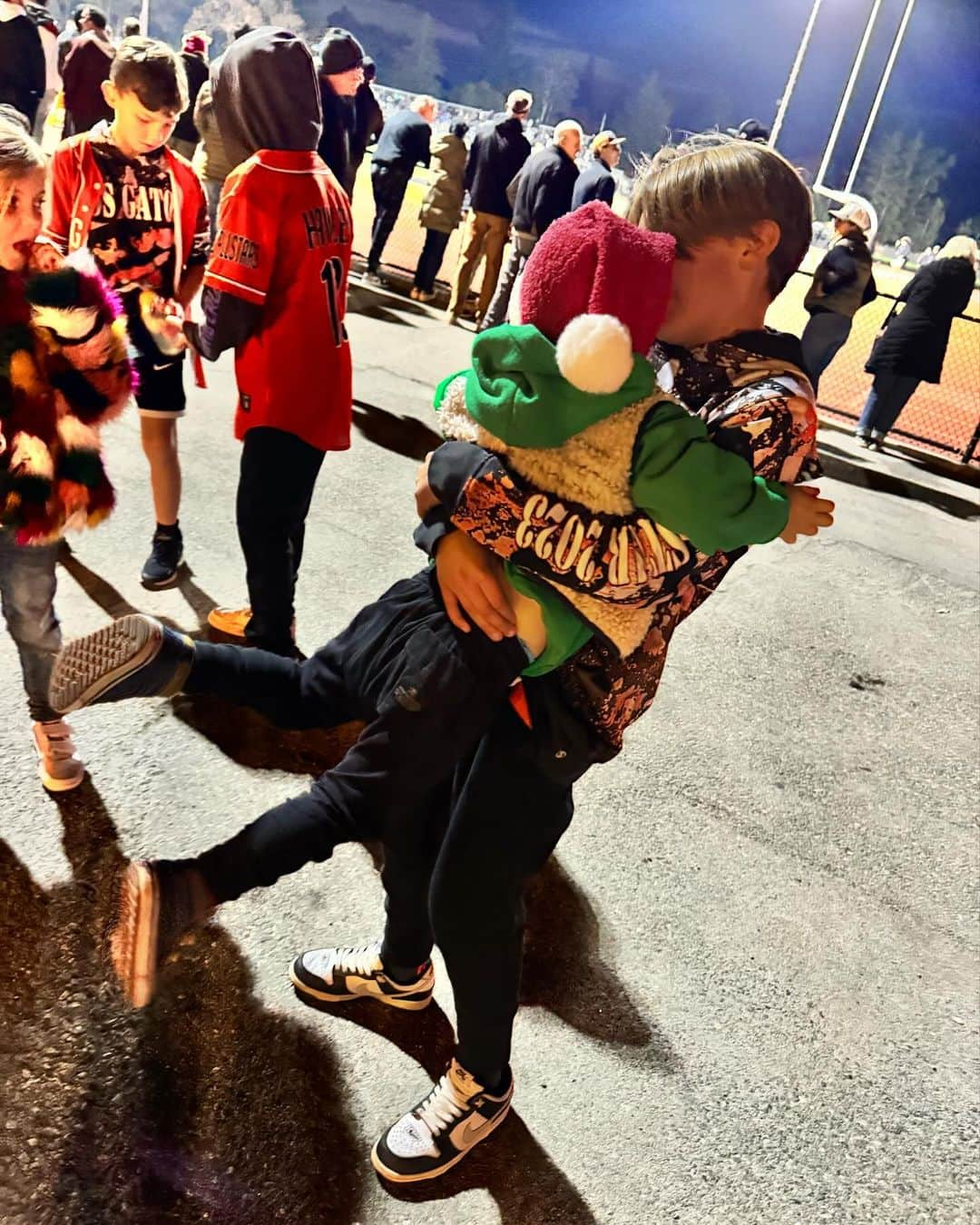 ジェシカ・シーバさんのインスタグラム写真 - (ジェシカ・シーバInstagram)「Holiday parade, nails with Zoe, a momentous high school football game, walk through the fantasy of lights, and a formal all on Saturday! Sunday surfing, two basketball games for Beau, and a trip to the 😵‍💫mall😵‍💫… December is full tilt.」12月5日 13時28分 - mommasgonecity