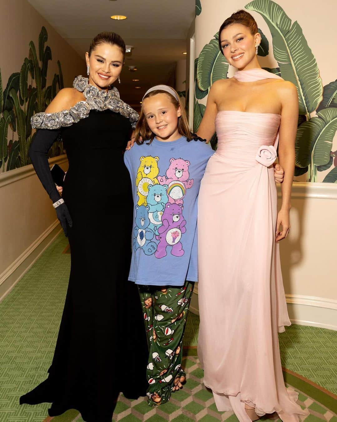 ニコラ・ペルツさんのインスタグラム写真 - (ニコラ・ペルツInstagram)「thank you so much for having me last night @academymuseum what a special night 🎀🪽🎀 (gracie’s outfit is iconic !!! )」12月5日 13時32分 - nicolaannepeltzbeckham