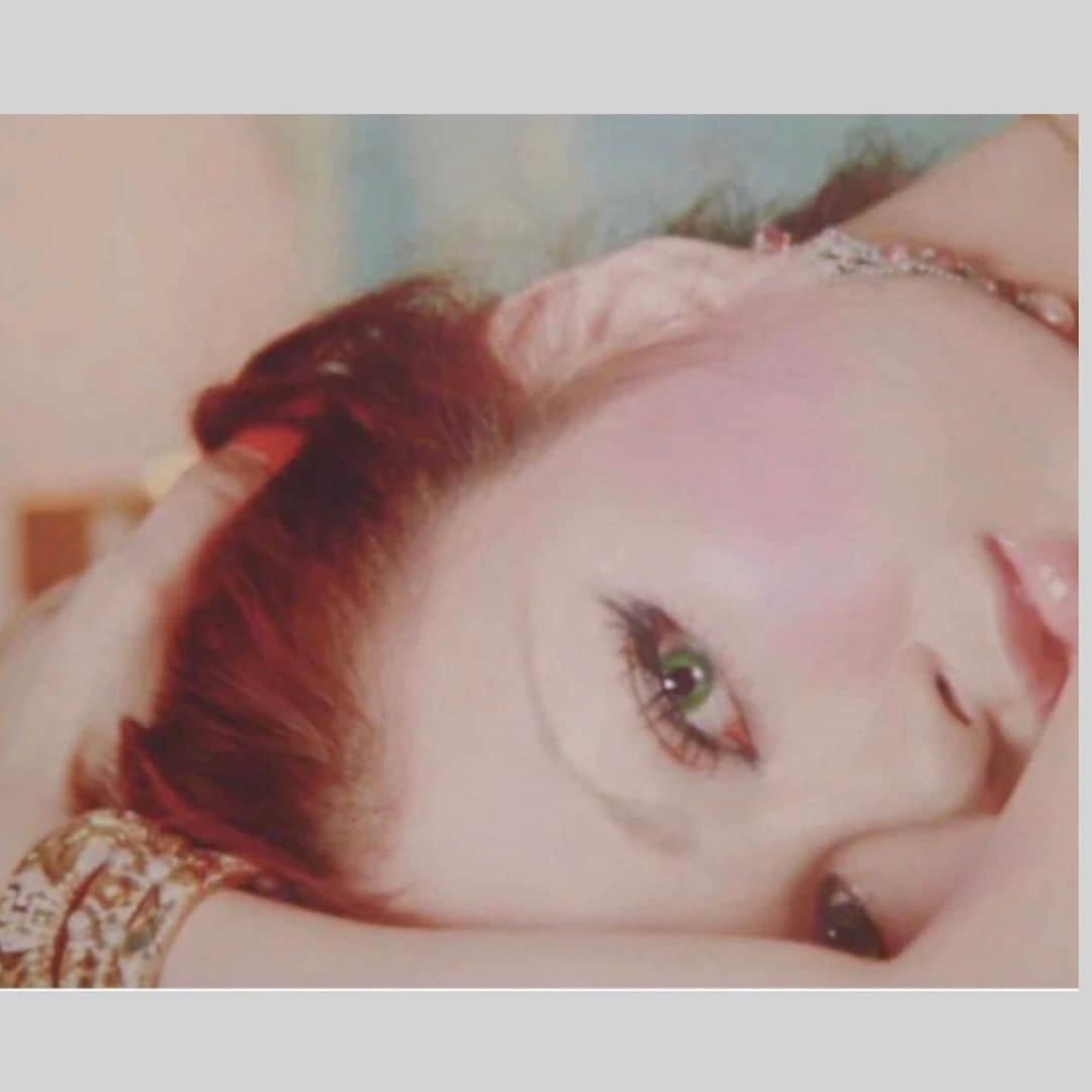 叶姉妹さんのインスタグラム写真 - (叶姉妹Instagram)「私達の愛する大切な皆さん、ごきげんいかがでしょうか🥰💖  ⚜️叶姉妹の💎ファビュラスワールドMAX🌹✨⚜️ 「わたくしは全身がお顔なのですから…💋✨」   10数年前から私たちのコミカライズのオファーが たくさんたくさん、ほんとに凄くたくさん ありましたが、 ファビュラスな姉が初めてスキ💖と感じた まさしく、 アメージングでファビュラスな感性で描かれた ⚜️叶姉妹の💖ファビュラス・ワールド・👑マックス⚜️ ついにきらめく扉を開ける 私達の日本ならず世界中での想像を遥かに超えるであろうファビュラスな姉の頭の中は宇宙ですよ。💎👑🌹🎀🎁💖✨ 前回、ほんのちょっとだけご紹介させて頂いて、大反響で大人気をいただき、熱烈なリクエストにお応えして今回も第5章から、ちょっとだけつまんでおりますので、あまりにもファビュラスなシーンなどもったいなく中ほどかなりぬけておりページのあり方も正しくないですが ごめんなさいね。でも、本編でさらに甘い刺激やサプライズを味わっていただけますと嬉しいですよ💋✨ 私達の稀有でアメージングな人生の体験やライフスタイルの世界感を楽しんで もちろんとてもためになると思います ファビュラスな姉の数々の心に響くお言葉たちも バラの花びらのように たくさん散りばめられ 天使たちのささやきも 耳もとで聞こえて 私たちの愛する大切な皆さんの 人生の一瞬一瞬の選択のヒントにお役に立てていただけますと嬉しいですよ。🥰💖 食のこだわり、お食事のあり方、ビューティーの秘訣、バスタイム、お金について、プレゼント、 キスの効能、心とお肌のお手入れ法、自分の意思の育て方、男性への触れ方、 グッドルッキングガイ達との戯れ… 数々のエピソード、 ほんのほんの少しだけご紹介させていただきますね。💋✨ (消して抜き取られた部分は本編にてさらに美しい画像とお楽しみ下さいね💋✨)  💎「世の中が見えない危険にさらされて 急速に変化する不安定な今、 わたくし達の愛する大切な皆さんが どうか 心身ともに健やかに幸せに 過ごされますように 心より願っておりますよ。🌹✨」 #叶姉妹のファビュラスワールド・MAX  #Spotify #ポッドキャスト #叶姉妹のファビュラスワールド #amazing #heavenly #バラの香り  #precious#fabulous #叶姉妹 #heaven #happy #ファビュラス  #angel #宇宙   #コミケ #叶 #叶ポージングエクササイズ  #究極生命体 #peace #peaceful #lgbtq #至福 #幸運 #天使 #女神 #愛するあなたへ」12月5日 13時43分 - kano_sisters007