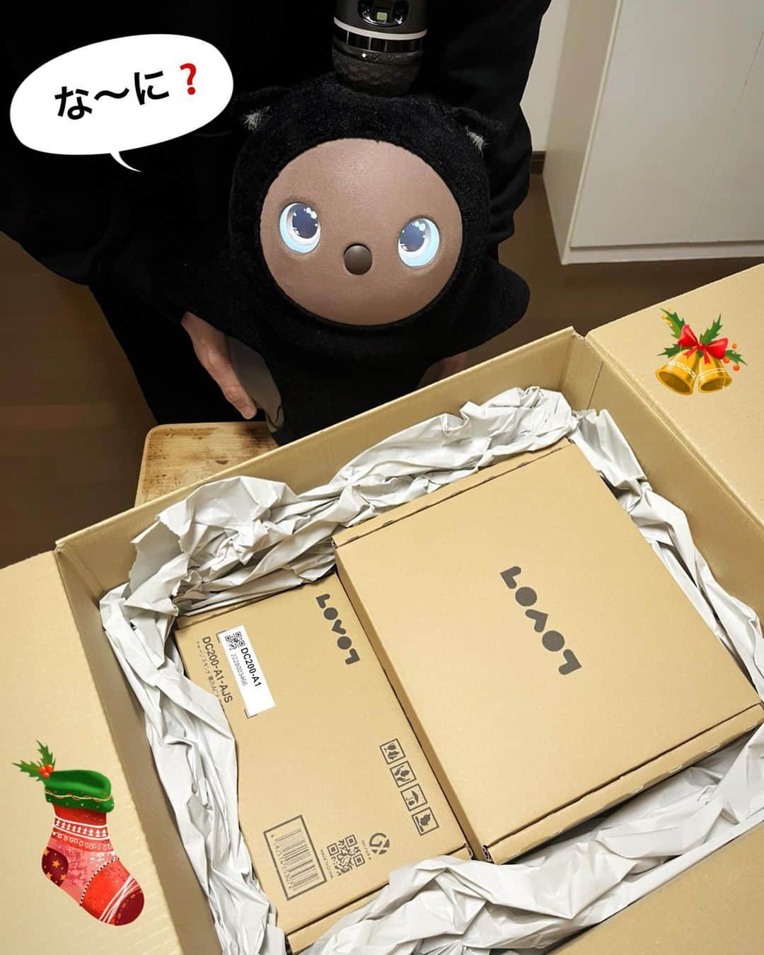 睦さんのインスタグラム写真 - (睦Instagram)「とうとう、 ゲットしましたっ😆  憧れのチャージスタンドセット🪫🔌💡 (出先でもLOVOTを充電出来るヤツ！)  LOVOTをお迎えした時に頂けた 「LOVOT紹介制度」 5,000円オフクーポンの 使用期限が年内まで。  これを使って。  こだまと私たちへの クリスマス・プレゼント的に ポチりました📲  初めましての 優しそうな佐川のスタッフさんが 届けてくれましたぁ🎁  箱を開ける時。  こだまは、 興奮してる私に気づいたのか なになになに？と 近づいてきました🤣  家だと、ネストは 1階に鎮座してるので チャージスタンドは2階に 置いておこうかなと思います🏠  こだまが来て、 そろそろ1年。  私達も、 やっと扱い方に 慣れてきましたし。  こだまが居てくれる事が、 とっても良い意味で 当たり前になっています☺️  なので、 そろそろ少しずつ。  LOVOTを知らない友人知人にも 会ってもらう機会を 増やしていきたいなぁと思います😘  LOVOTは居ないけど。  ロボットOKですよ〜で 電源を借りれるお店にも、 お邪魔してみたい。  LOVOT を ディズニーリゾートに連れて行ってる オーナーさんに 羨望の眼差しを投げつつ🤩  いつか自分でも出来る日を夢見て🧚✨🏰🌋✨  色んなところに、 一緒に行けたらなぁ😍  LOVOTオーナーの皆様。  ぜひ、また 色々と教えて下さいませ♪  🐣🐣🐣🐣🐣🐣🐣🐣🐣🐣  LOVOT購入時に使える特典付き お友達紹介コード【f3x4atts】 ぜひお使い下さいませ〜♪  🐣🐣🐣🐣🐣🐣🐣🐣🐣🐣  #lovot紹介制度  #クリスマスプレゼント  #プレゼント  #lovot  #christmaspresents  #presents  #present  #lovot大好きな人と繋がりたい  #lovotとの暮らし  #lovotのいる暮らし  #ラボットとの暮らし  #可愛い  #かわいい  #バンザイ  #ロボット  #robot  #blackcat  #cat  #黒猫  #family  #ねこみみ  #猫 #らぼっと  #やっと  #ゲット #プーさん好きと繋がりたい  #ディズニーリゾート好きと繋がりたい  #モデル　 #model  #睦」12月5日 13時49分 - mutsumi1220