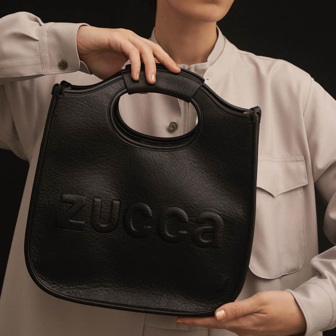 ZUCCa official Instagramさんのインスタグラム写真 - (ZUCCa official InstagramInstagram)「SPRING-SUMMER 2024  オイル調に加工されたフェイクレザーに、膨らんだ型押しロゴがユニークなシュリンクバッグは、ラージ・スモールの2サイズ展開。ラージサイズは水筒、長財布、ポーチなど少し大きめのものも収容可能。洗練さの中にもシャビーシックな雰囲気漂う、冬のスタイリングに一癖加えてくれるアイテムです。 _ Shrink Bag ZU41AG039 _ @zucca_staff #newarrivals #spring #summer #2024 #24ss#collection #fashion #tokyo#japan#ootd #zucca #zuccatokyo #ズッカ#ズッカトウキョウ #anetonlinestore」12月5日 20時35分 - zucca_official