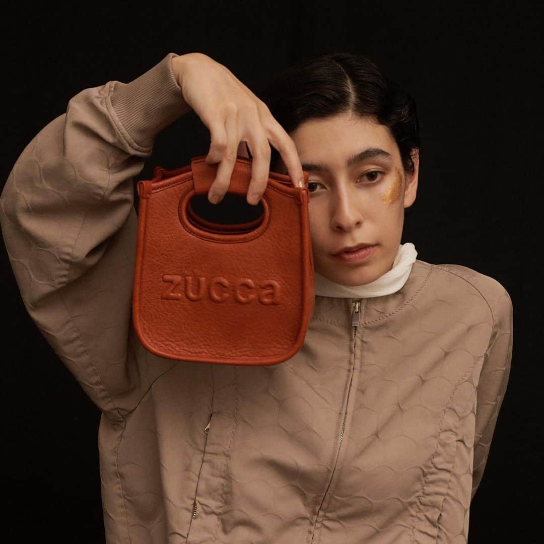 ZUCCa official Instagramさんのインスタグラム写真 - (ZUCCa official InstagramInstagram)「SPRING-SUMMER 2024  オイル調に加工されたフェイクレザーに、膨らんだ型押しロゴがユニークなシュリンクバッグは、ラージ・スモールの2サイズ展開。ラージサイズは水筒、長財布、ポーチなど少し大きめのものも収容可能。洗練さの中にもシャビーシックな雰囲気漂う、冬のスタイリングに一癖加えてくれるアイテムです。 _ Shrink Bag ZU41AG039 _ @zucca_staff #newarrivals #spring #summer #2024 #24ss#collection #fashion #tokyo#japan#ootd #zucca #zuccatokyo #ズッカ#ズッカトウキョウ #anetonlinestore」12月5日 20時35分 - zucca_official
