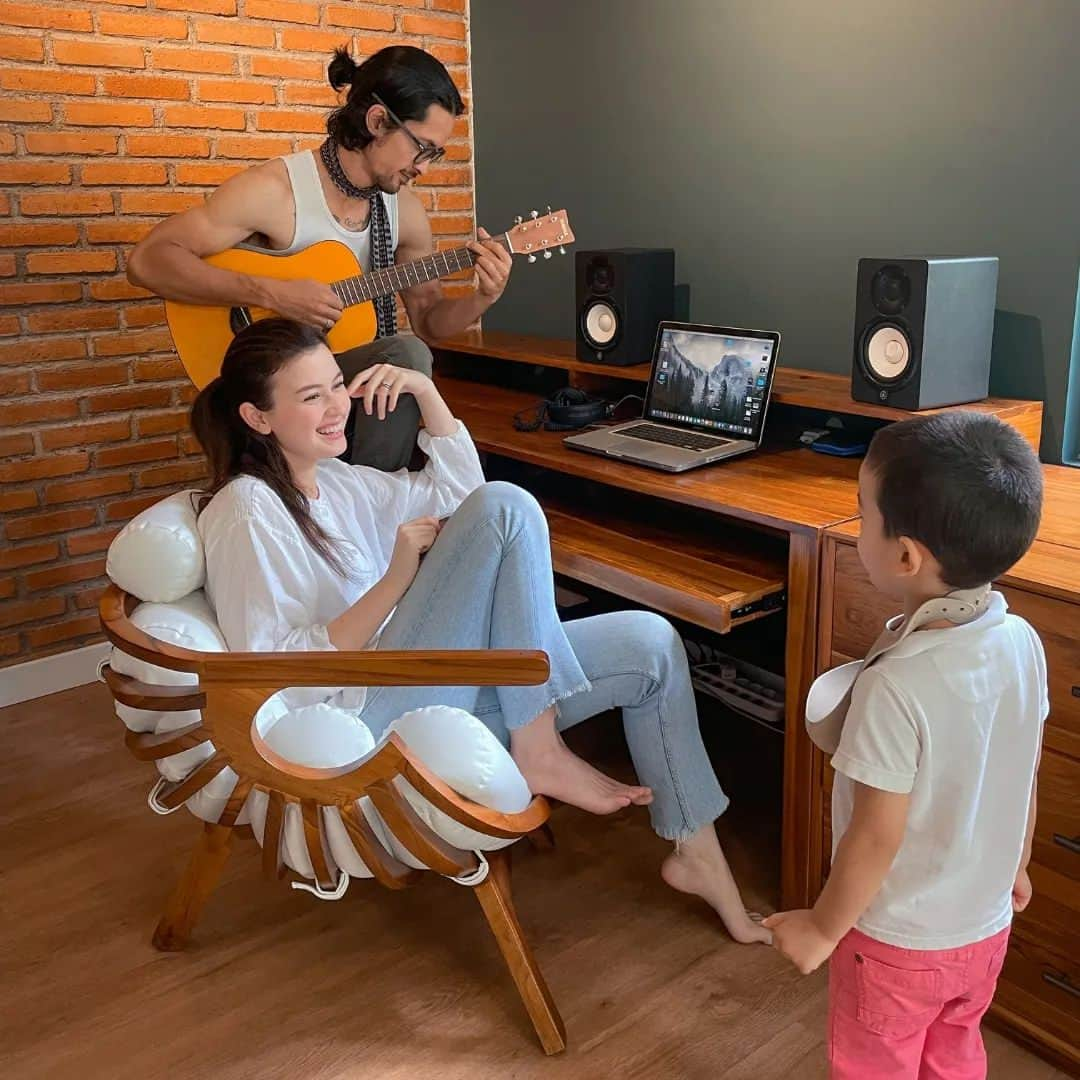 Kimberly Ryderのインスタグラム：「Your satisfaction fuels our passion for excellence. ✨👨‍👩‍👧‍👦  Thank you Kimberly Ryder and Edward Akbar for trusting Lagom Home Store. ❤️     #lagomhomestore #rumahmewahjogja #rumahmewahsemarang #rumahmewahbandung #rumahmewahjakarta #jakartafurniture #furniturejakartaselatan #furniturejakartabarat #furniturejakartabagus  #interiorjakartaselatan #homefurniturejakarta #jakartainterior #interiorbali #rumahestetik #furniturekayujati #furniturejabodetabek #rumahmewahbogor」